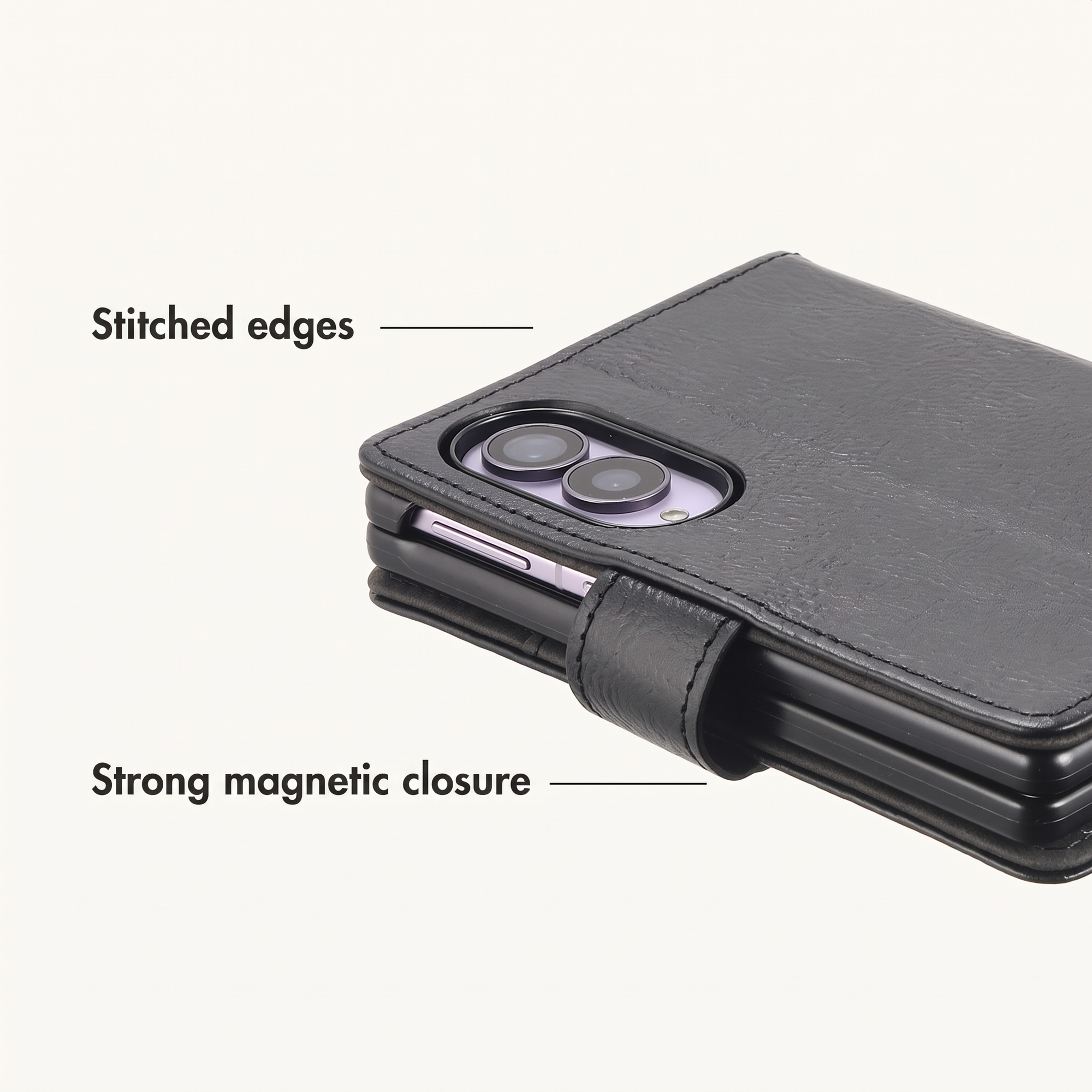 Zwarte leren telefoonhoesje met gestikte randen en sterke magnetische sluiting.