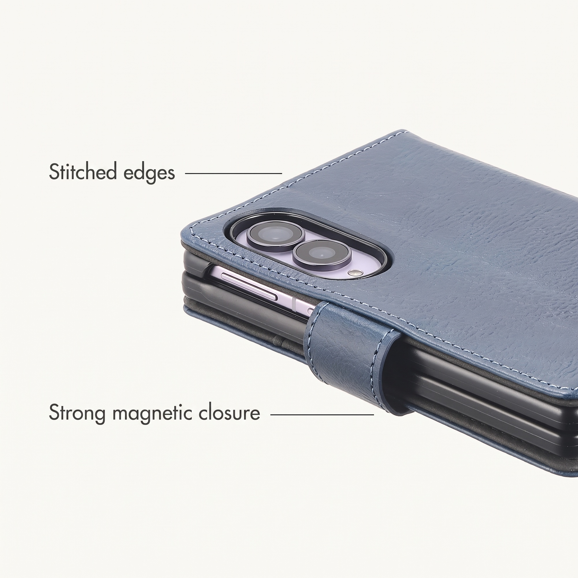 Blauwe lederen hoes met gestikte randen en sterke magnetische sluiting.