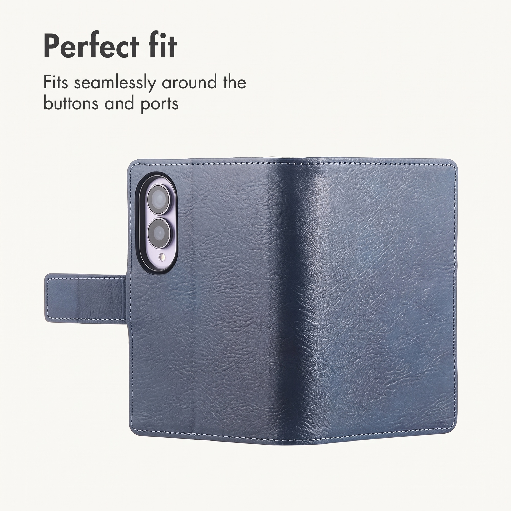 Blauwe leren hoesje voor smartphone met camera-uitsparing op witte achtergrond.