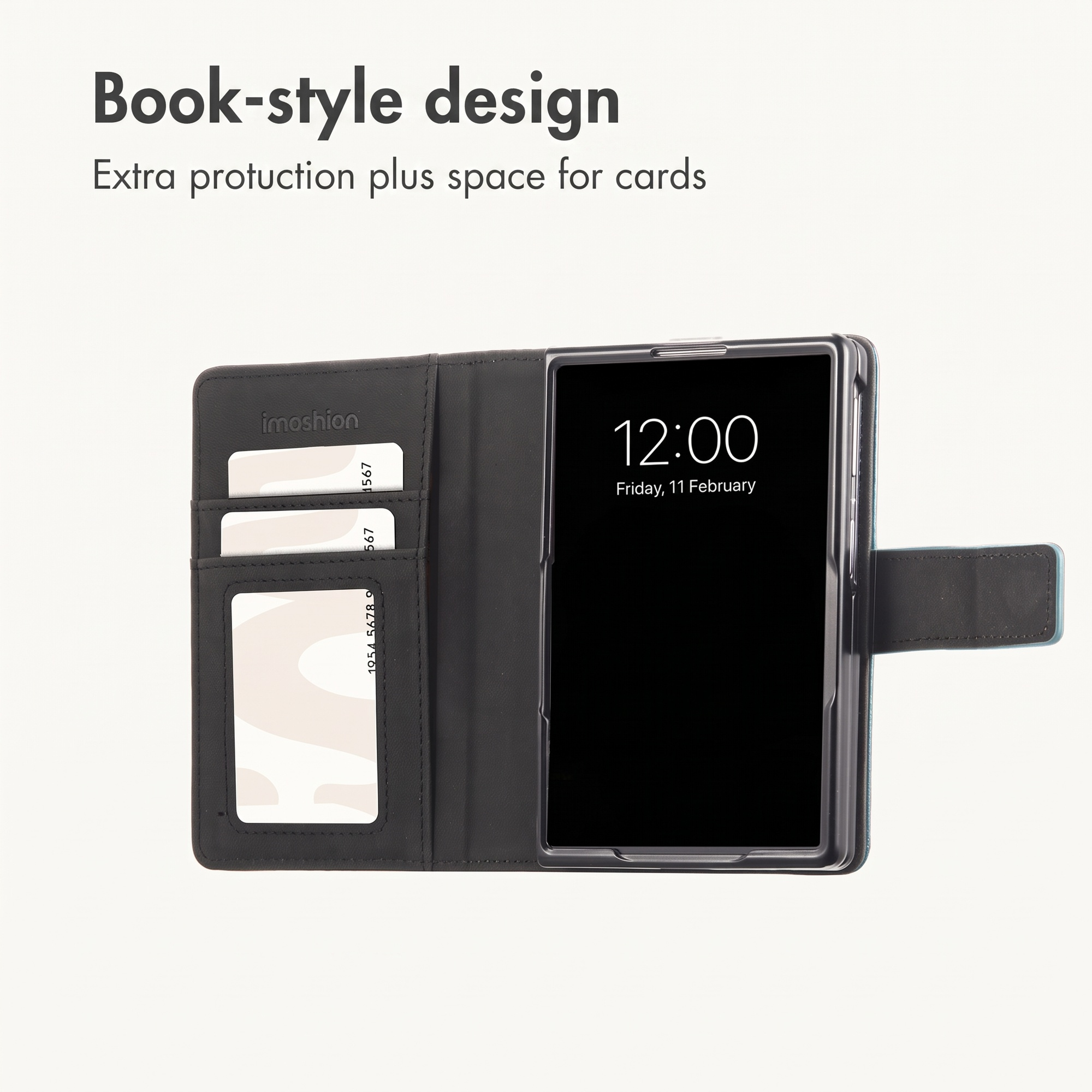 Een zwart leren smartphone hoesje met kaartsleuven en een display dat 12:00 aangeeft.