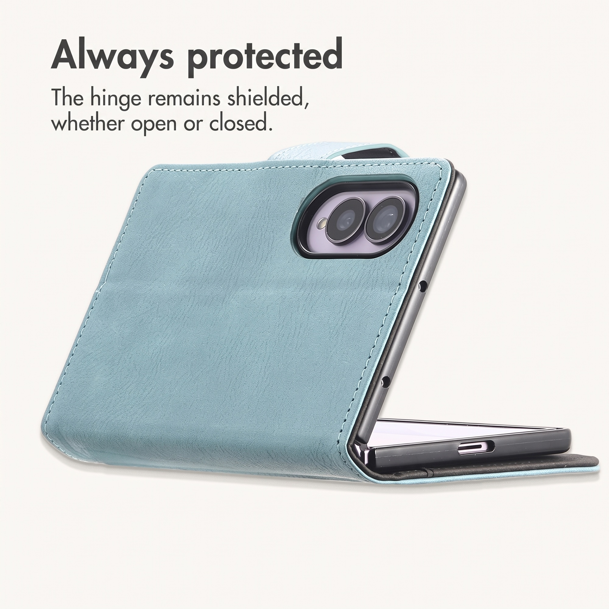Een lichtblauwe leren telefoonhoes op een opvouwbare smartphone met tekst over scharnierbescherming erboven.
