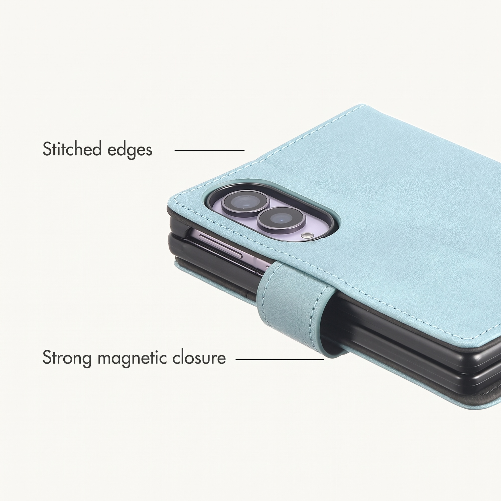 Lichtblauwe telefoonhoes met genaaide randen en sterke magnetische sluiting.