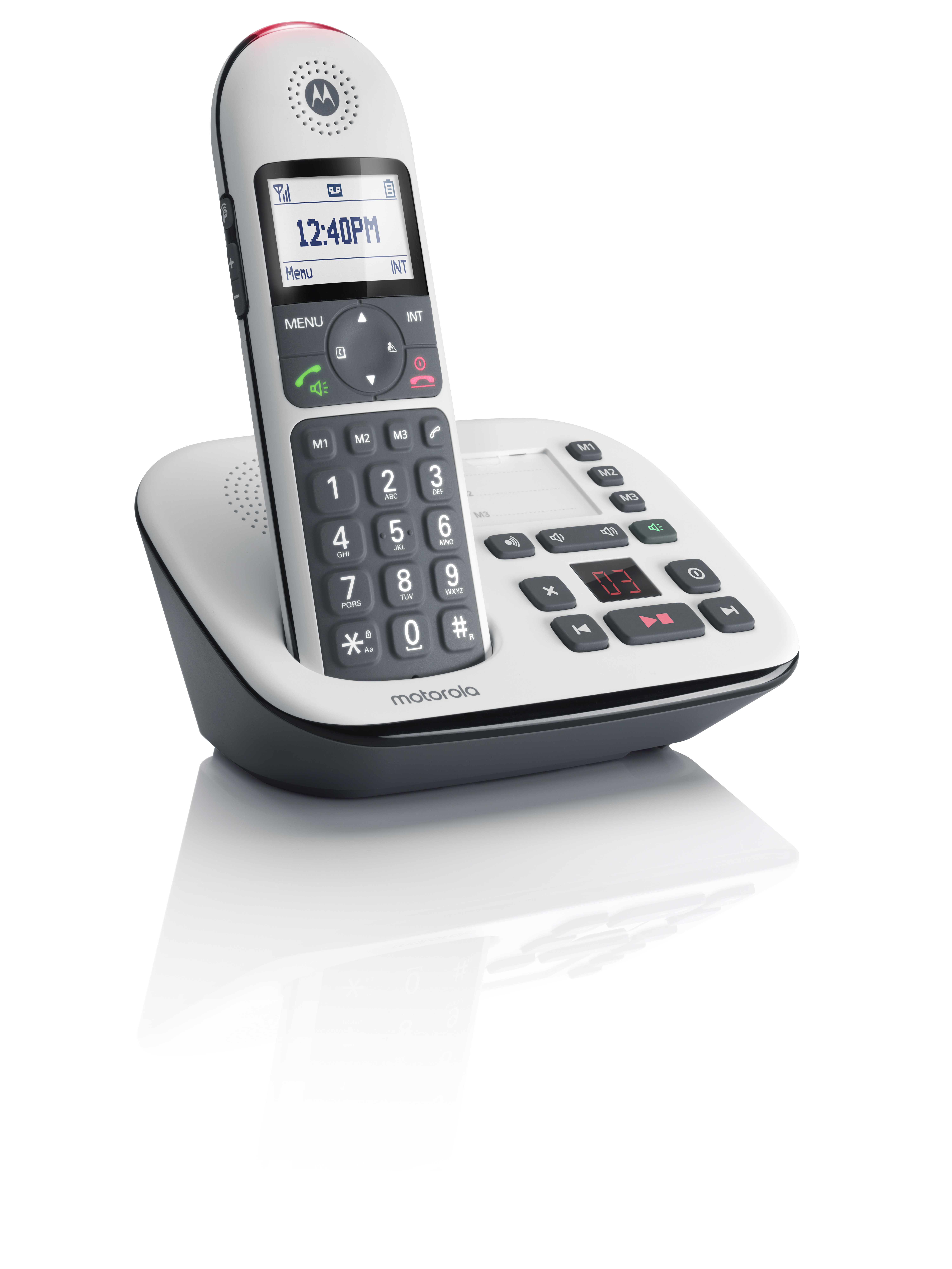 Un teléfono DECT Motorola blanco y negro con pantalla iluminada y base de carga.