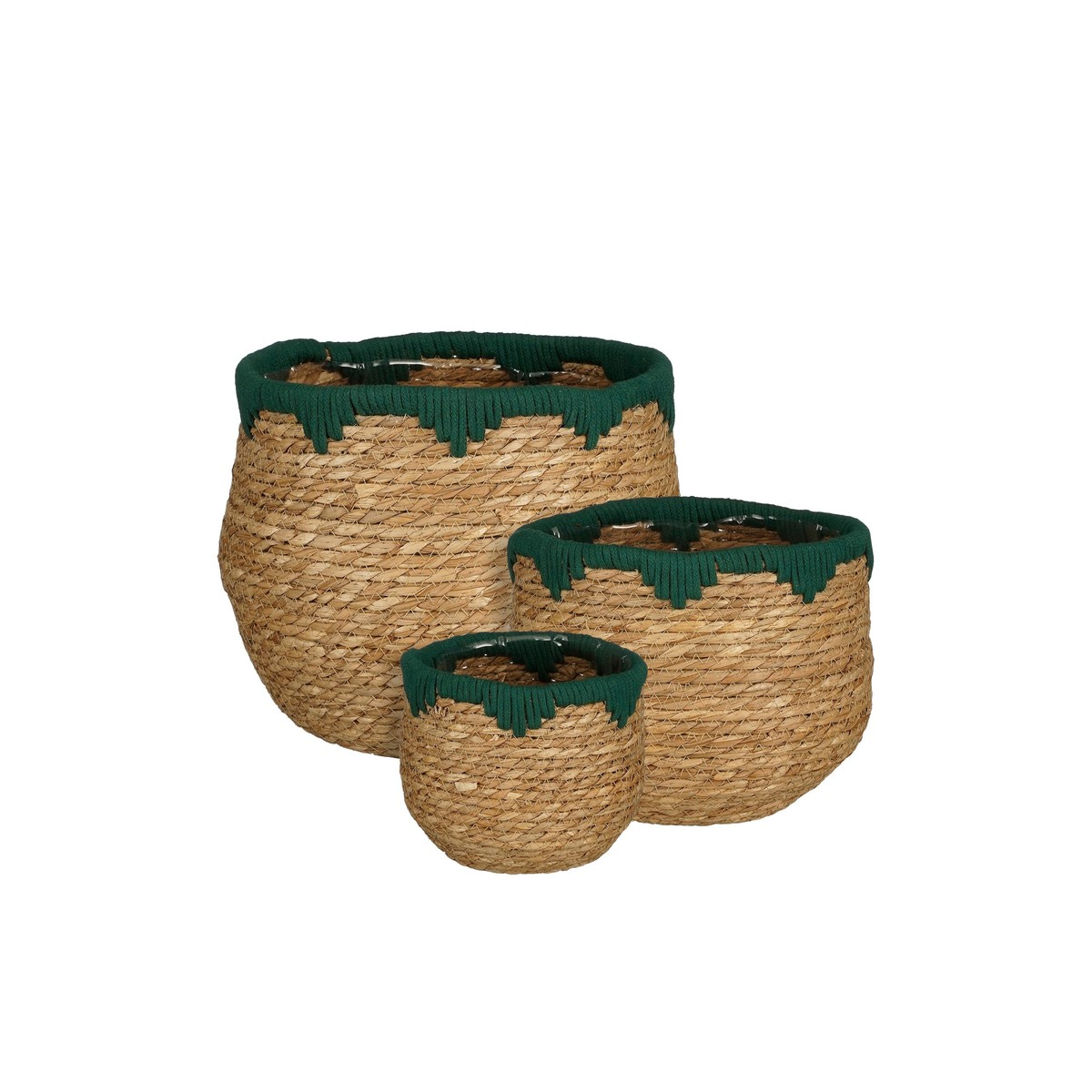 Trois paniers en paille tressée de tailles différentes, ornés d'une bordure en tissu vert.