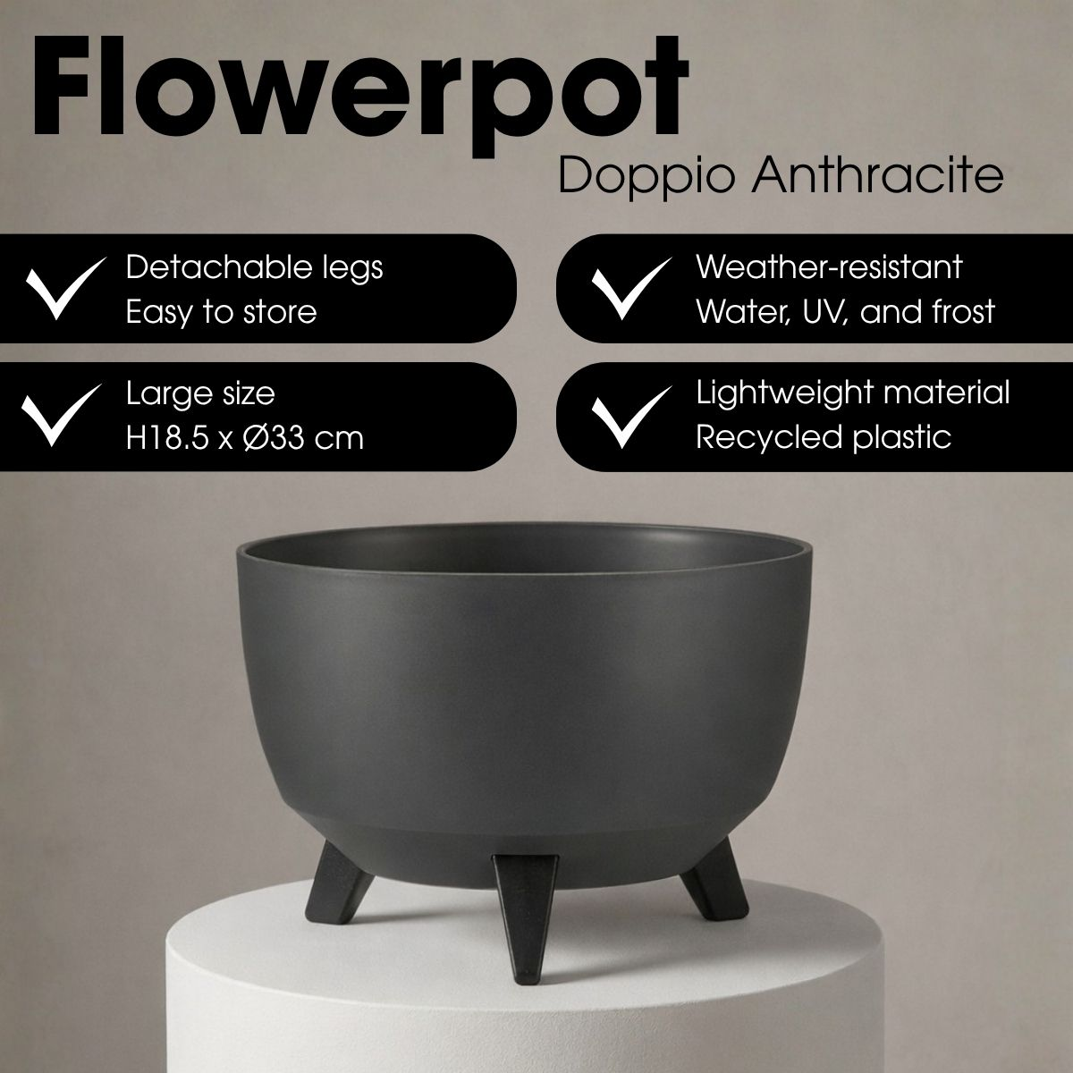 Un pot de fleurs gris foncé sur trois pieds, posé sur un piédestal blanc, avec du texte sur ses caractéristiques.