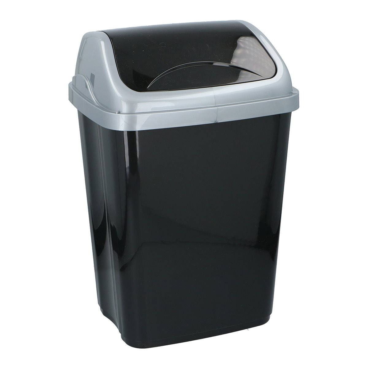 Une poubelle en plastique noir avec un couvercle basculant argenté et noir, sur fond blanc.