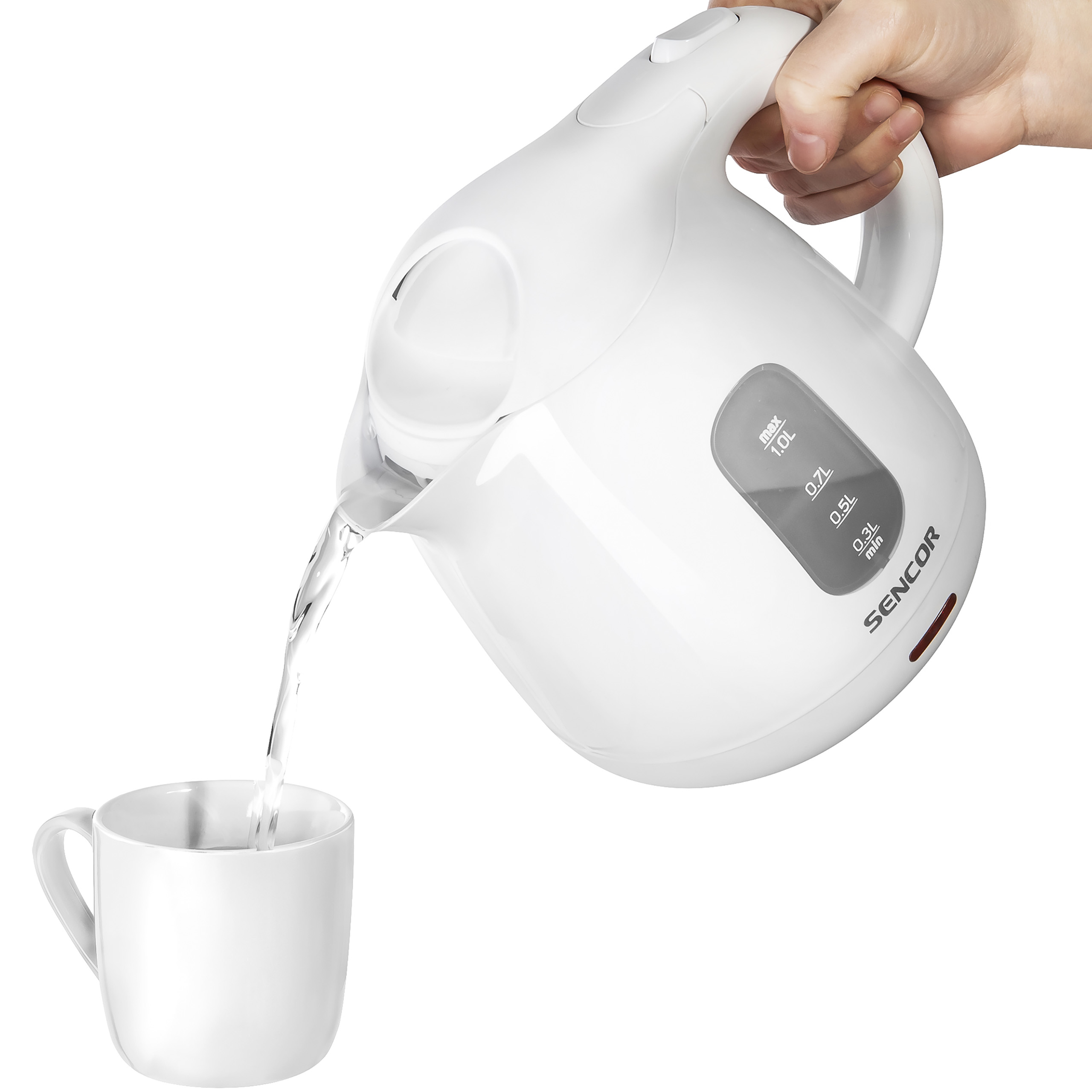 Una mano vierte agua de un hervidor eléctrico blanco en una taza blanca.