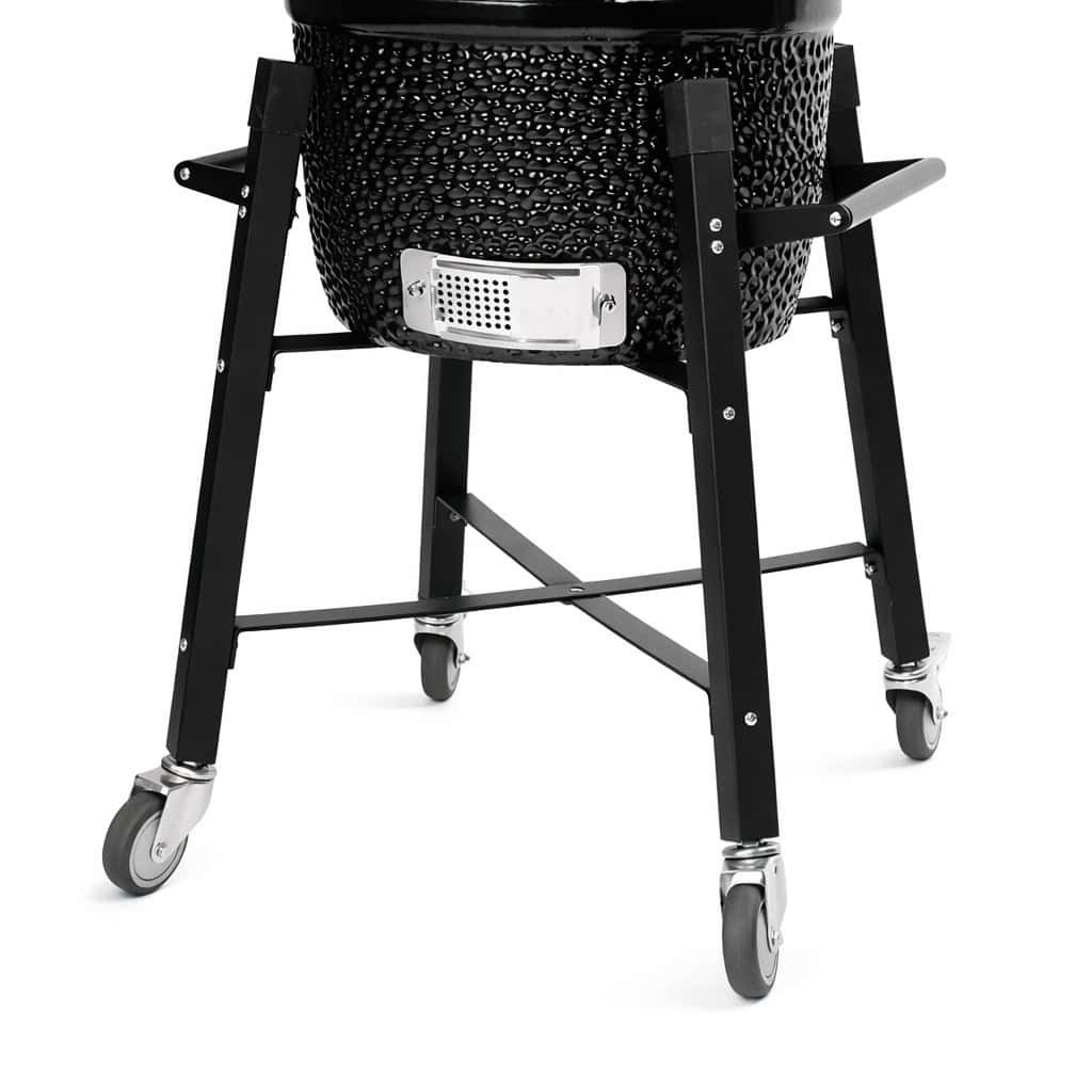 Ein schwarzer Keramikgrill steht auf einem schwarzen Metallständer mit vier Lenkrollen.