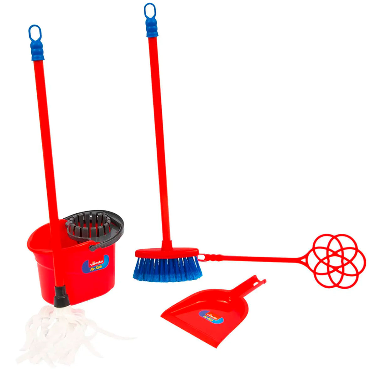 Set de limpieza de juguete para niños con cubo rojo, fregona, escoba, recogedor y sacudidor sobre fondo blanco.