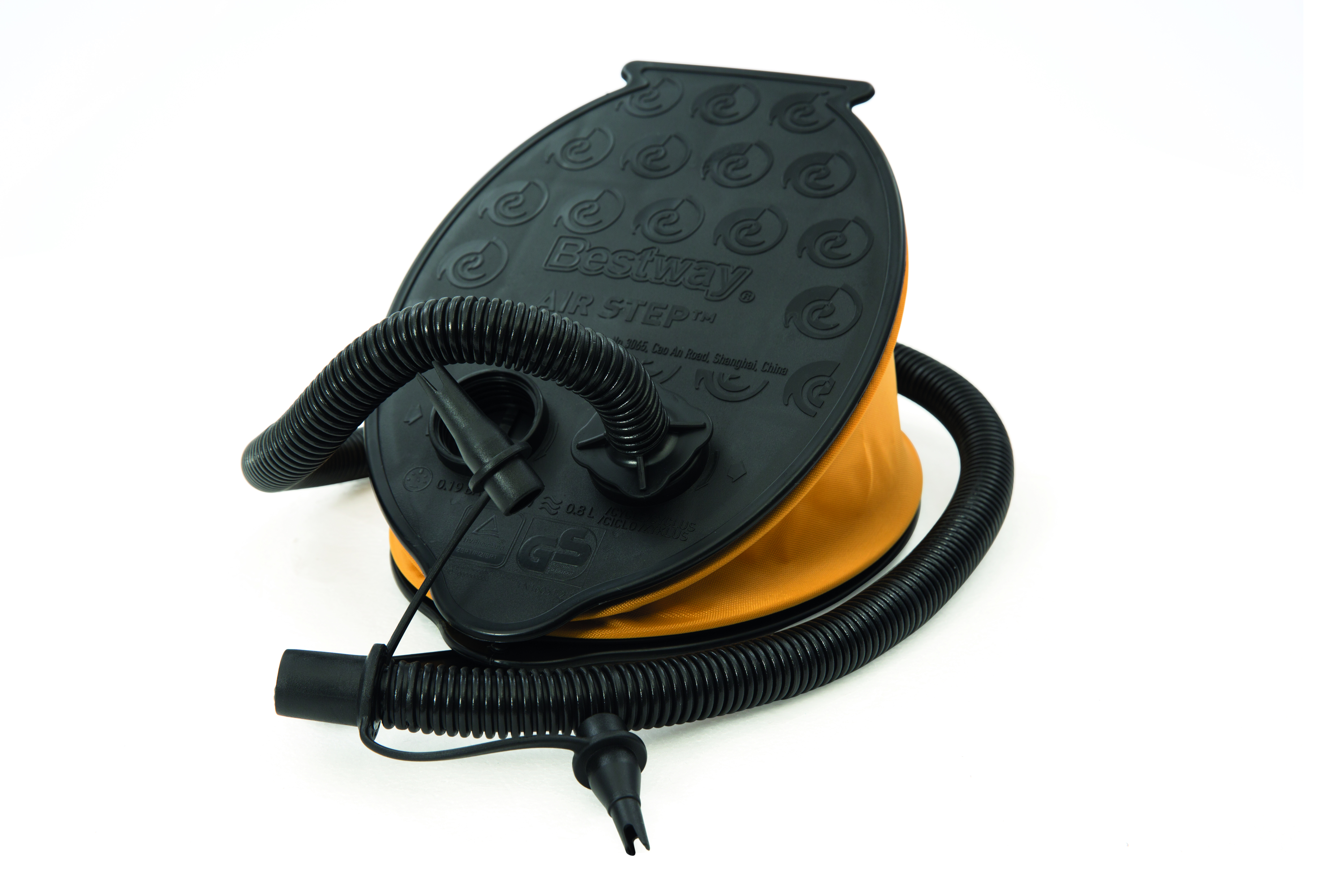 Eine schwarze und gelbe Bestway-Luftpumpe mit einem flexiblen Schlauch und Aufsätzen auf weißem Hintergrund.