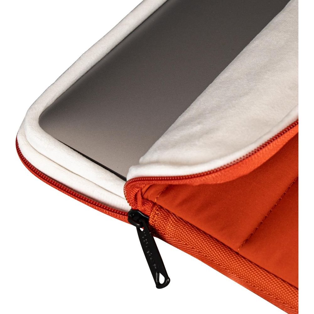 Ein Laptop steckt teilweise in einer orangefarbenen Hülle mit weißem, weichem Innenfutter und schwarzem Zipper.