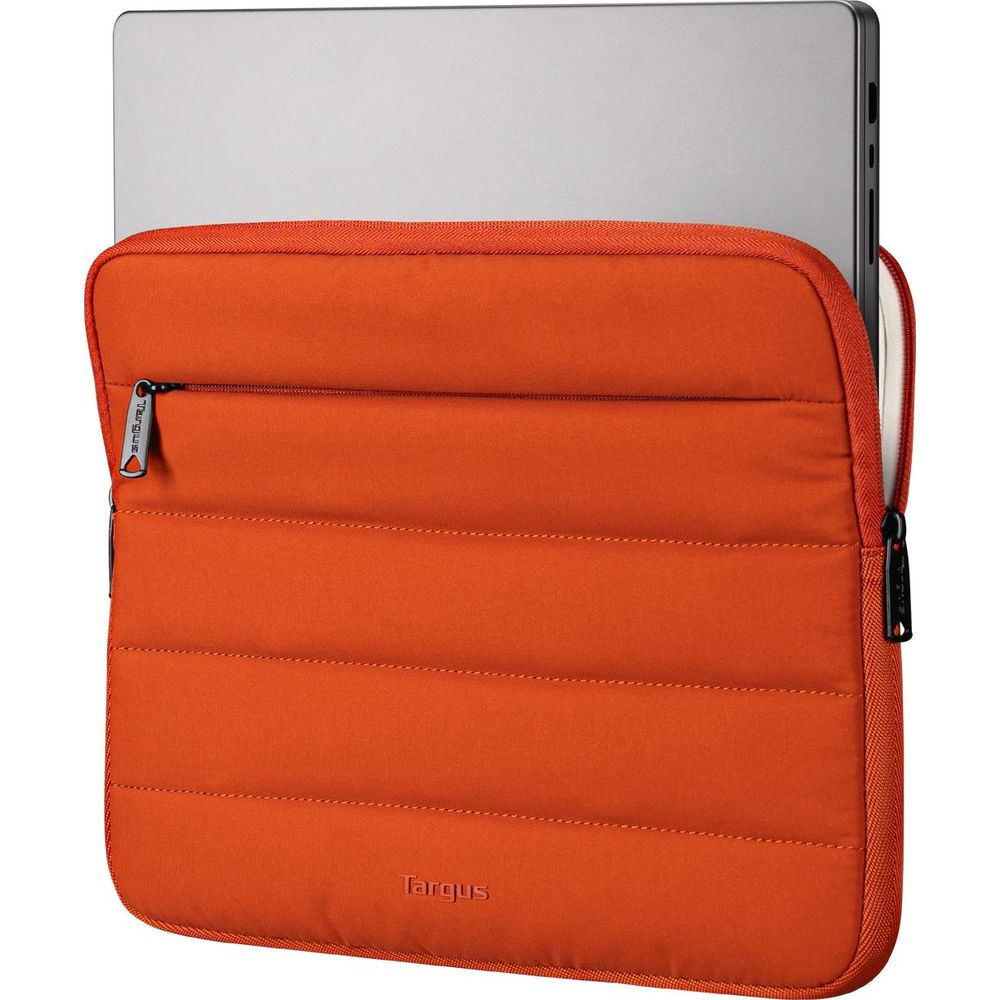 Ein silberner Laptop ragt halb aus einer orangefarbenen, gesteppten Targus-Hülle.