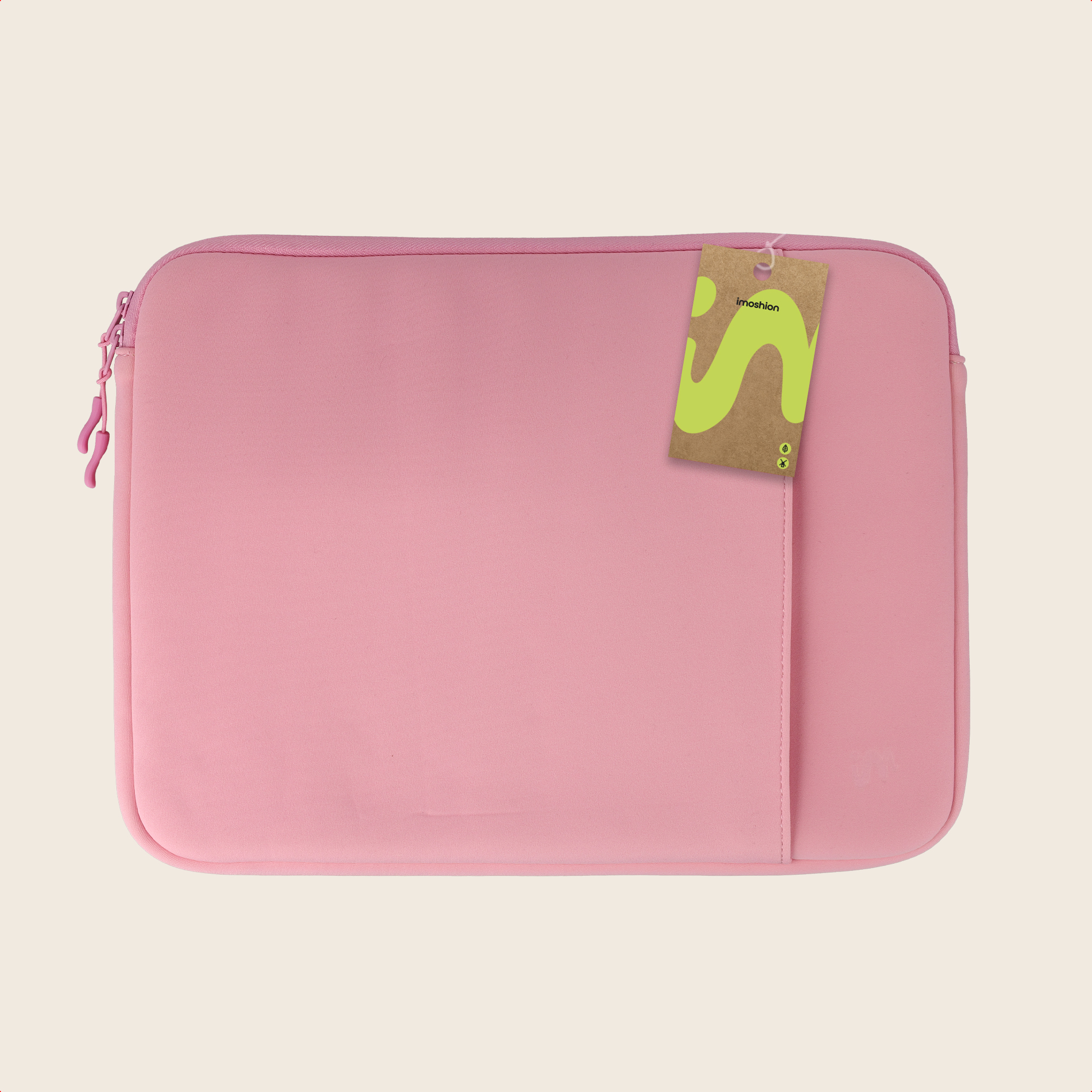 Rosa Laptoptasche mit Reißverschluss und braunem Etikett auf beigem Hintergrund.