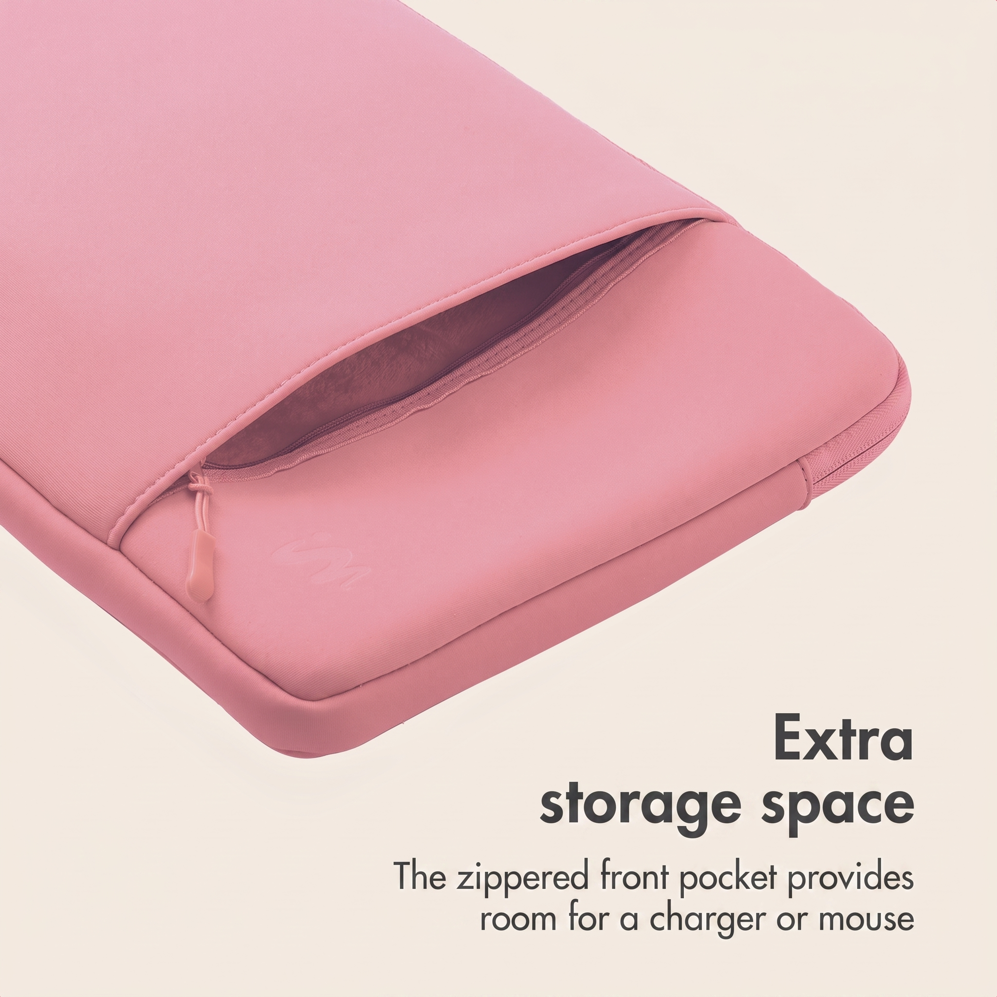 Eine rosa Laptophülle mit einer leicht geöffneten Reißverschlusstasche vorne auf einem hellen Hintergrund.