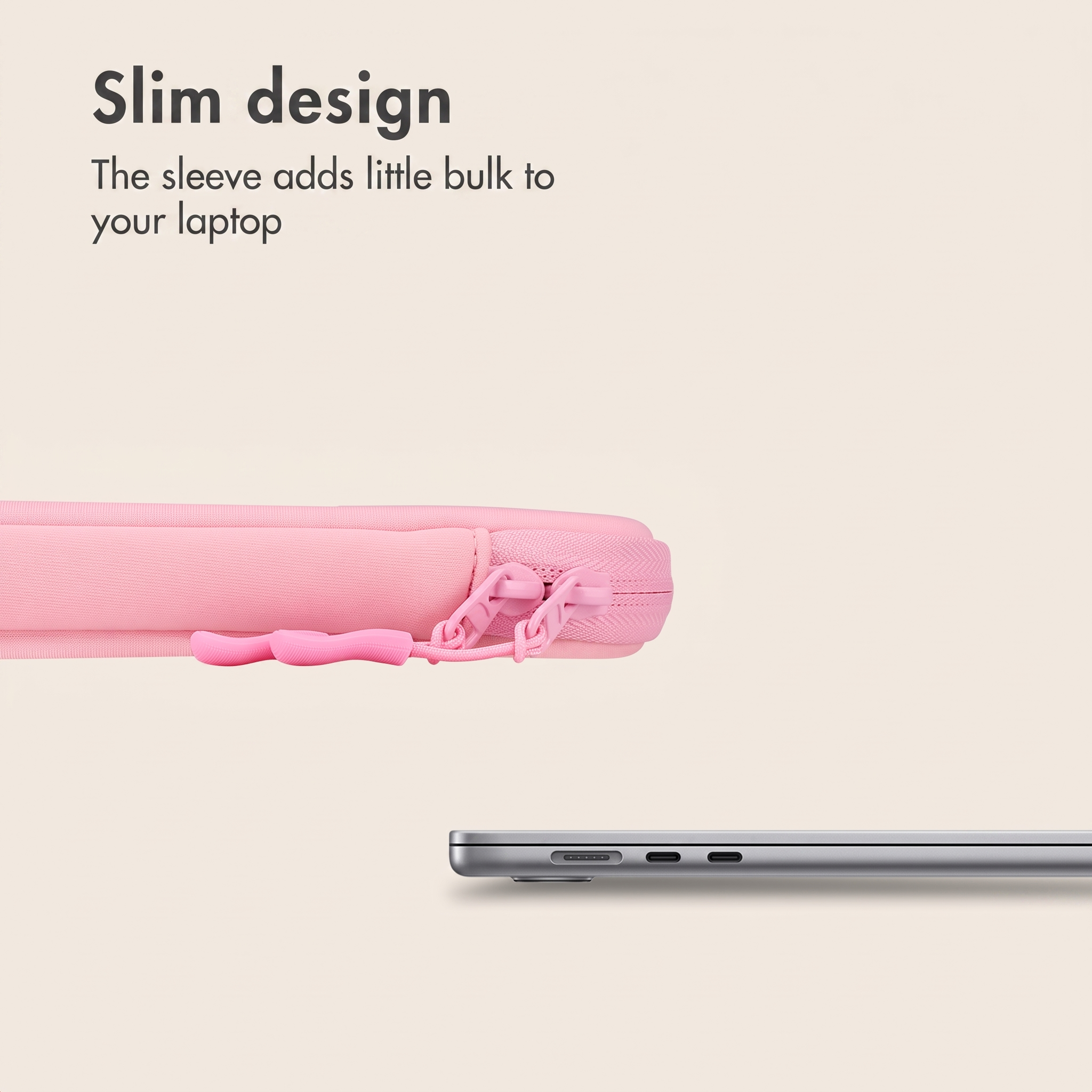 Eine schlanke rosa Laptoptasche über einem geschlossenen silbernen Laptop vor beigeem Hintergrund.