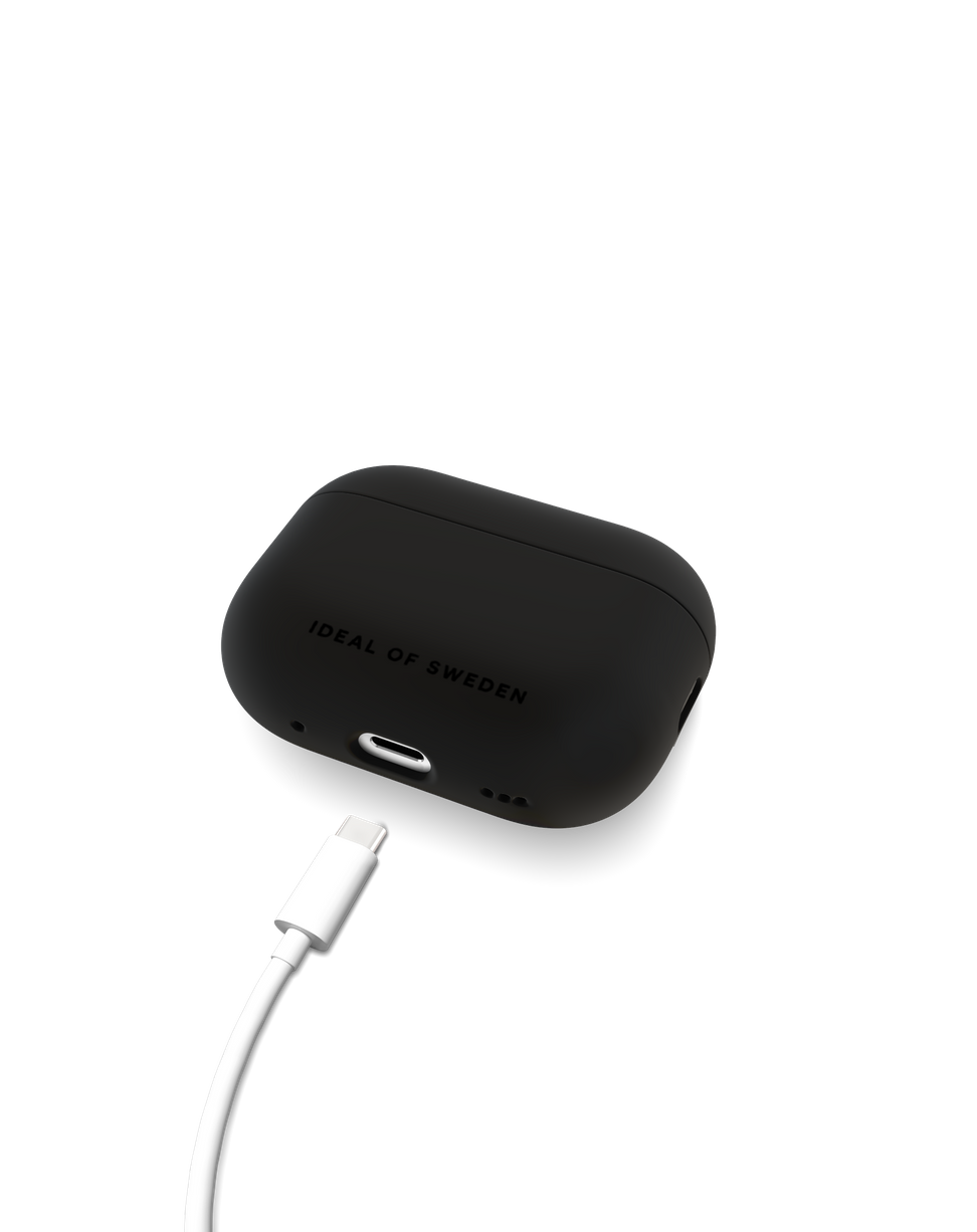 Ein schwarzes Ideal of Sweden Kopfhörer-Case mit einem weißen Ladekabel, das auf den Anschluss zeigt.