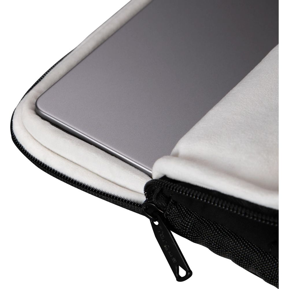 Ein grauer Laptop liegt in einer schwarzen Tasche mit weißem Innenfutter und Reißverschluss.