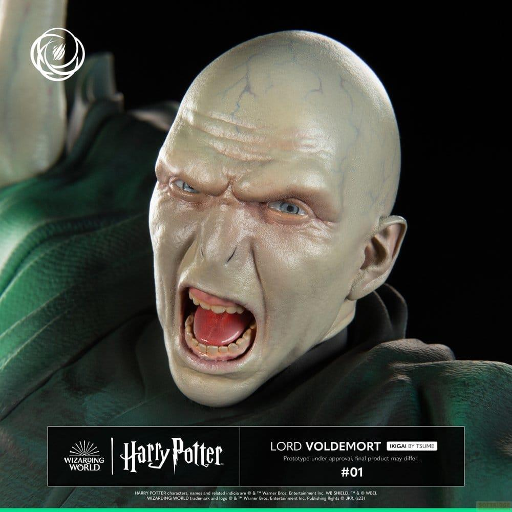 Nahaufnahme der Lord-Voldemort-Figur mit blassem Gesicht, kahlem Kopf und offenem Mund, in dunkelgrünem Umhang.