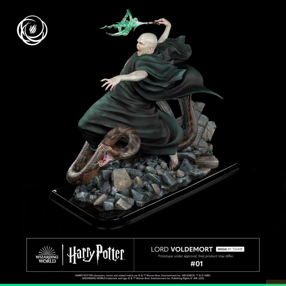 Lord Voldemort Figur zaubert grüne Magie mit Nagini auf felsigem Sockel.