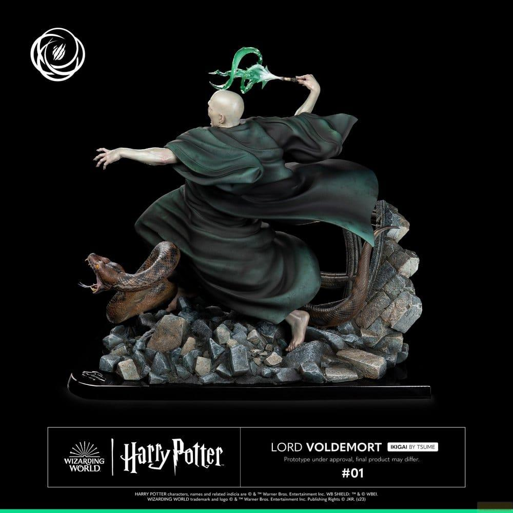 Lord Voldemort Statue zaubert grünen Zauber mit Nagini, stehend in Trümmern auf schwarzem Sockel.