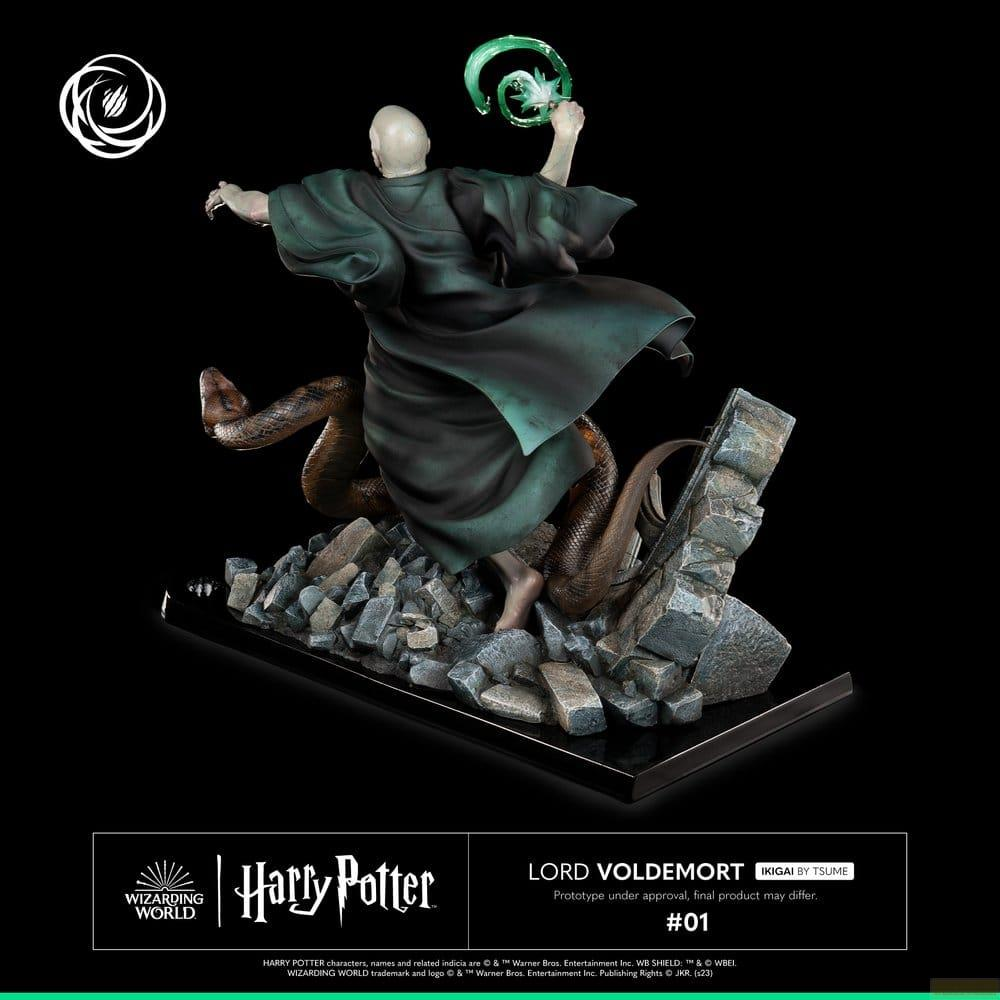Lord Voldemort Figur aus Harry Potter, er zaubert auf Trümmern mit Nagini.