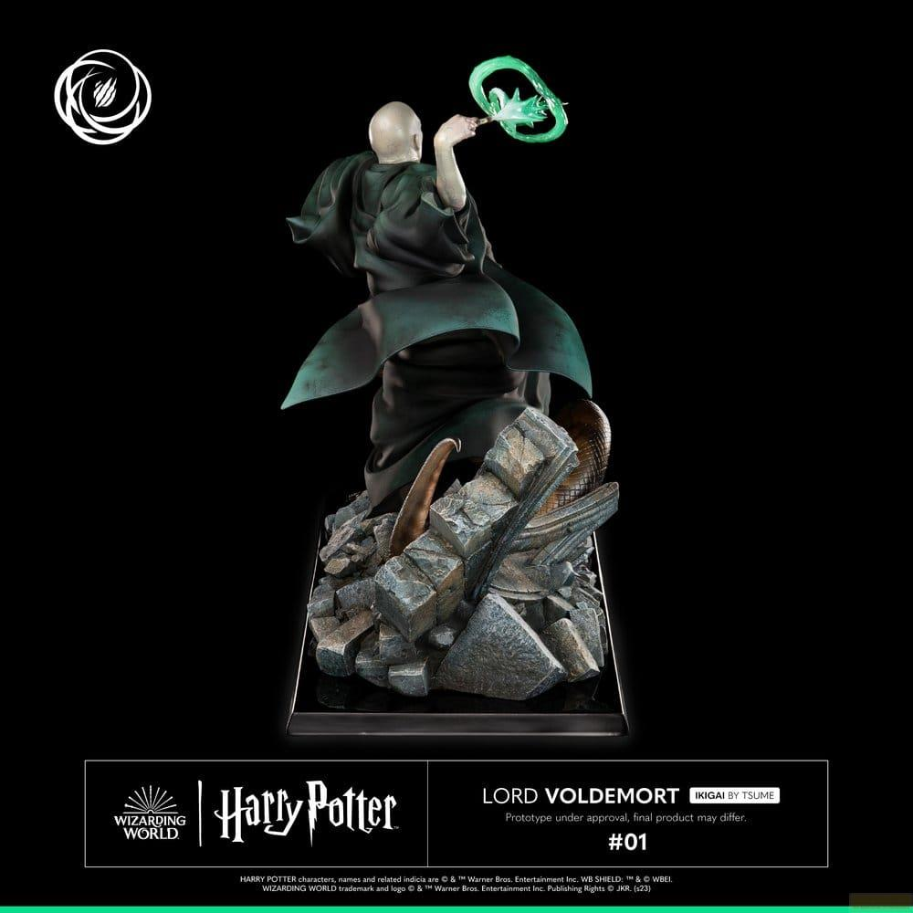 Eine Voldemort-Figur steht auf Trümmern und zaubert ein grünes Licht.