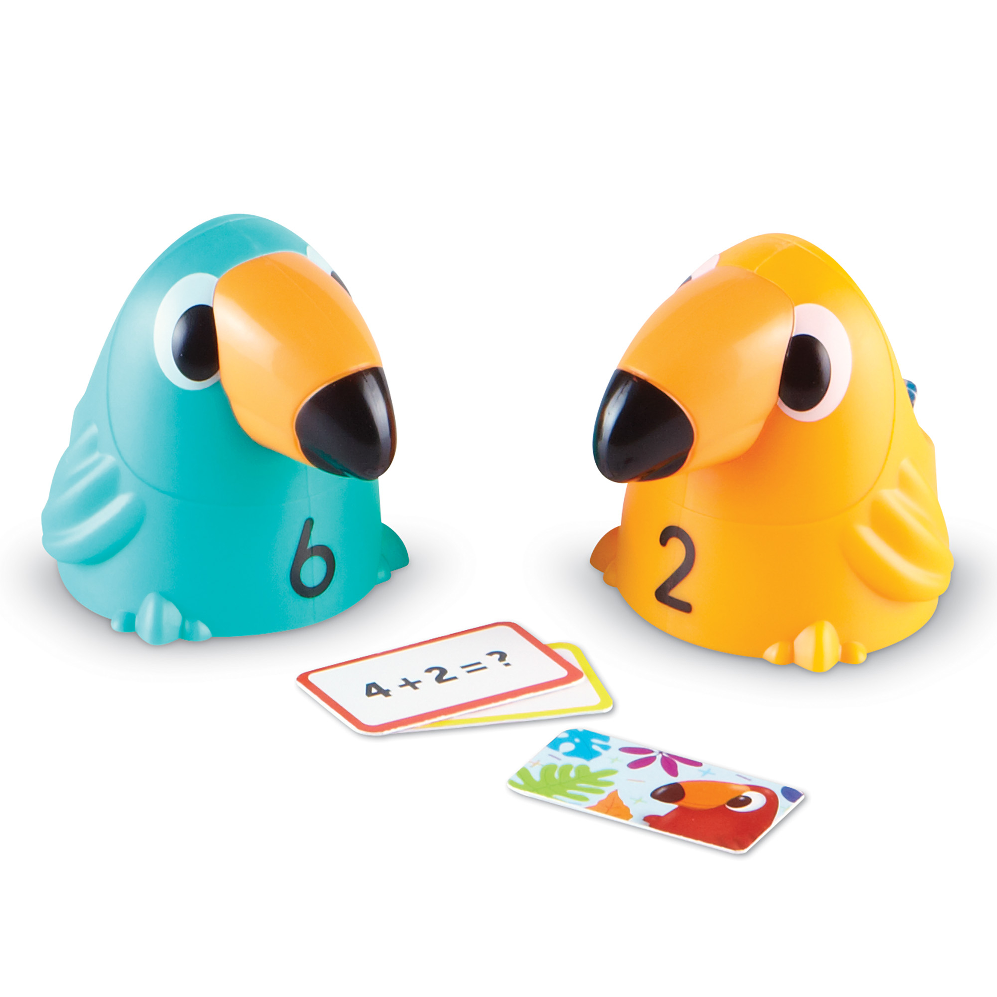 Zwei bunte Lernspielzeug-Vögel, blau mit Nummer 6 und gelb mit Nummer 2, stehen neben Rechenkarten auf weißem Grund.