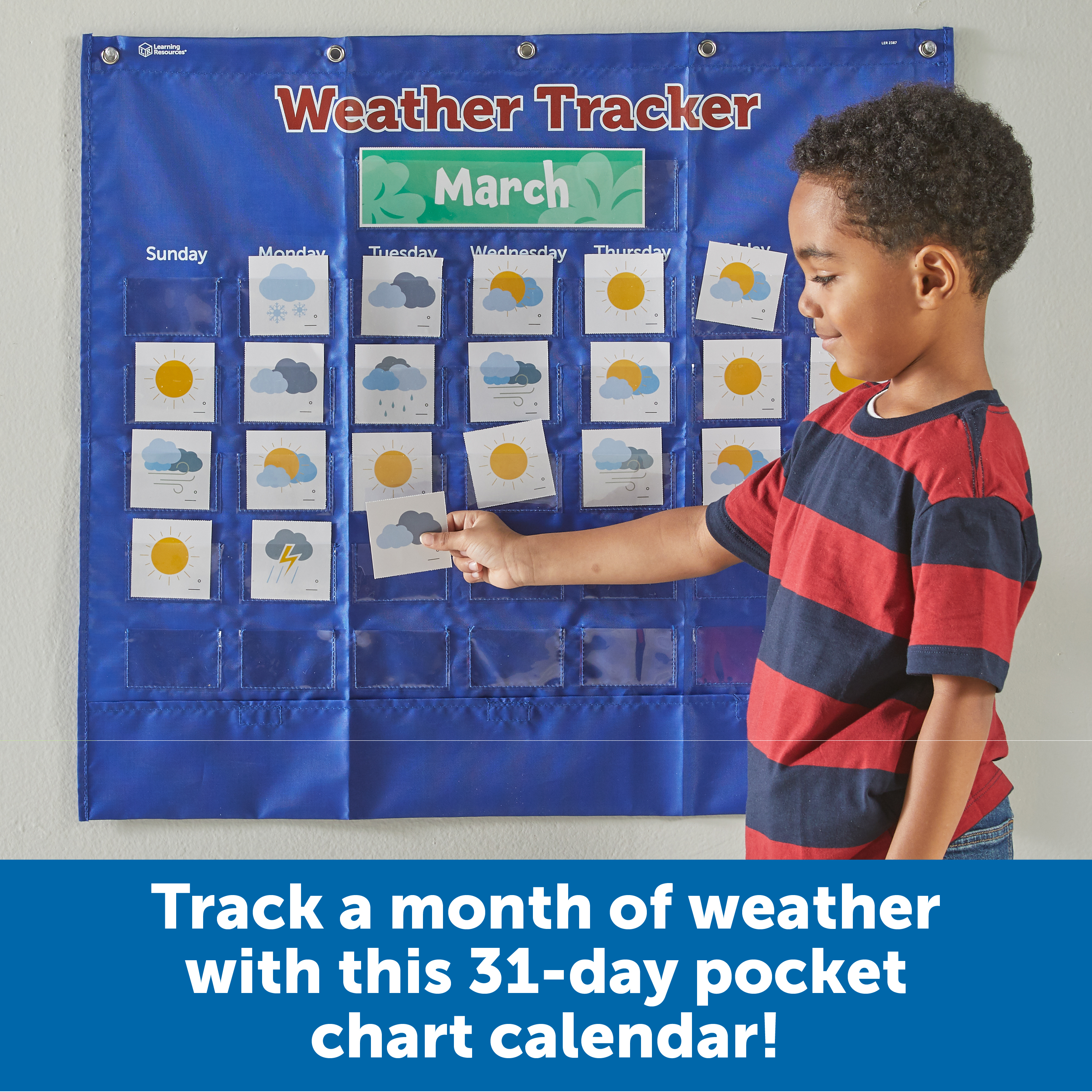 Ein Junge im rot-blau gestreiften Hemd ordnet Wetterkarten in ein blaues Taschenkalender-Diagramm ein.