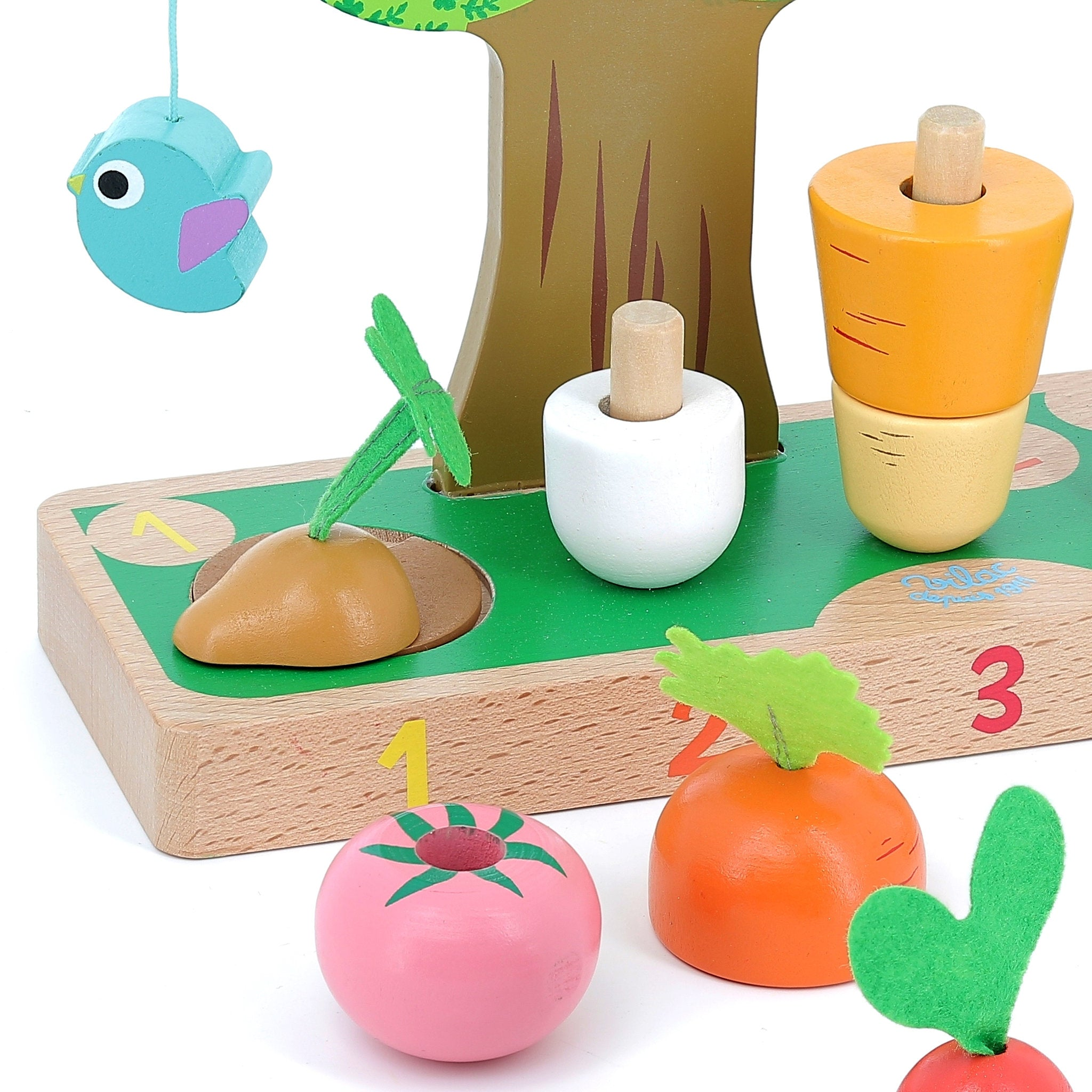 Holzspielzeug mit Baum, Zahlen und bunten Formen zum Stecken.