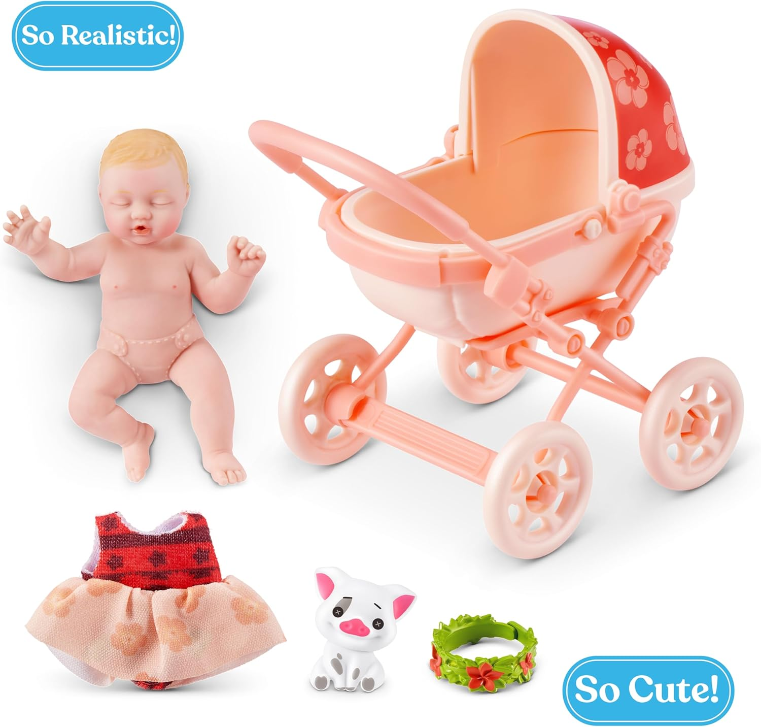 Eine Babypuppe mit rosa Kinderwagen, Kleid, Spielzeugschwein und Blumenkranz auf weißem Grund.