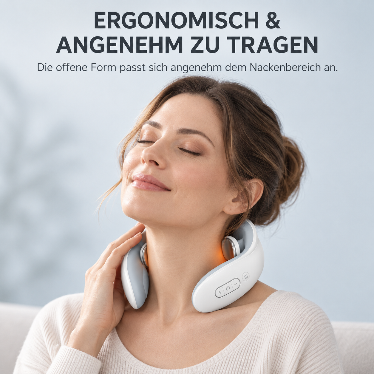 Eine Frau trägt ein weißes Nackenmassagegerät und lächelt entspannt mit geschlossenen Augen.