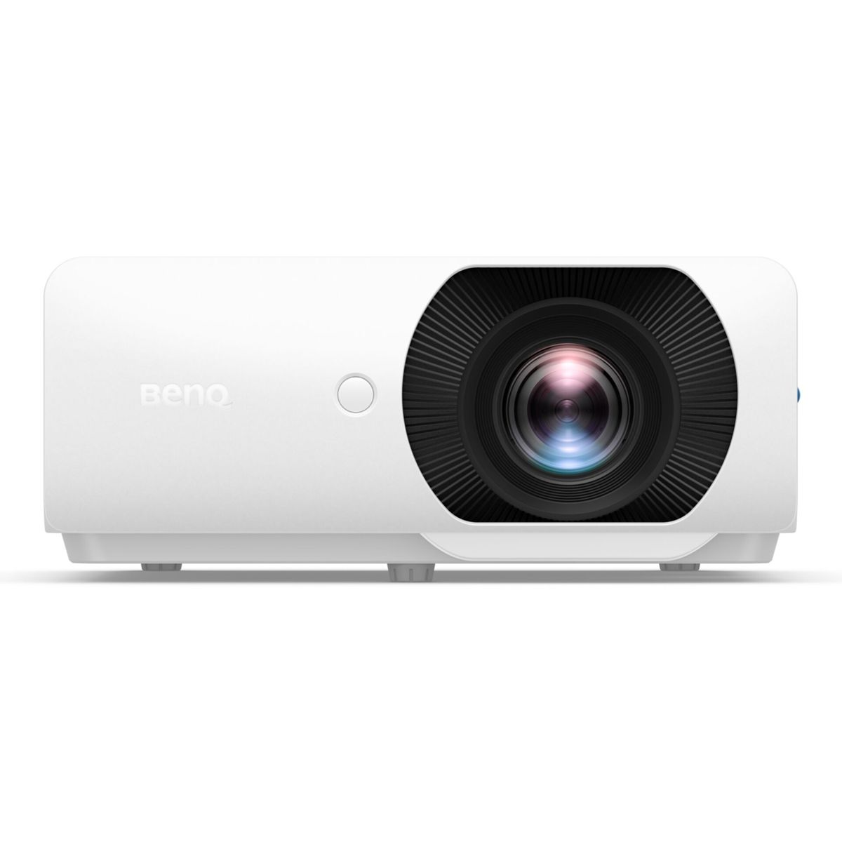 Ein weißer BenQ-Projektor mit einem großen schwarzen Objektiv rechts, von vorne vor weißem Hintergrund.