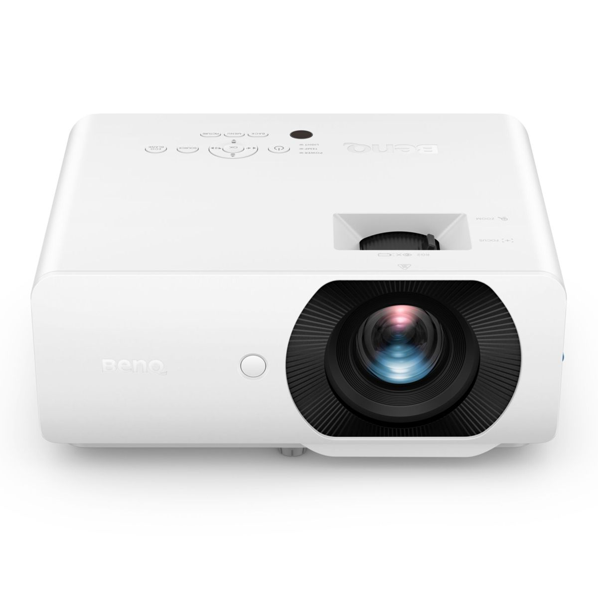 Ein weißer BenQ-Projektor mit großer Linse auf weißem Hintergrund.