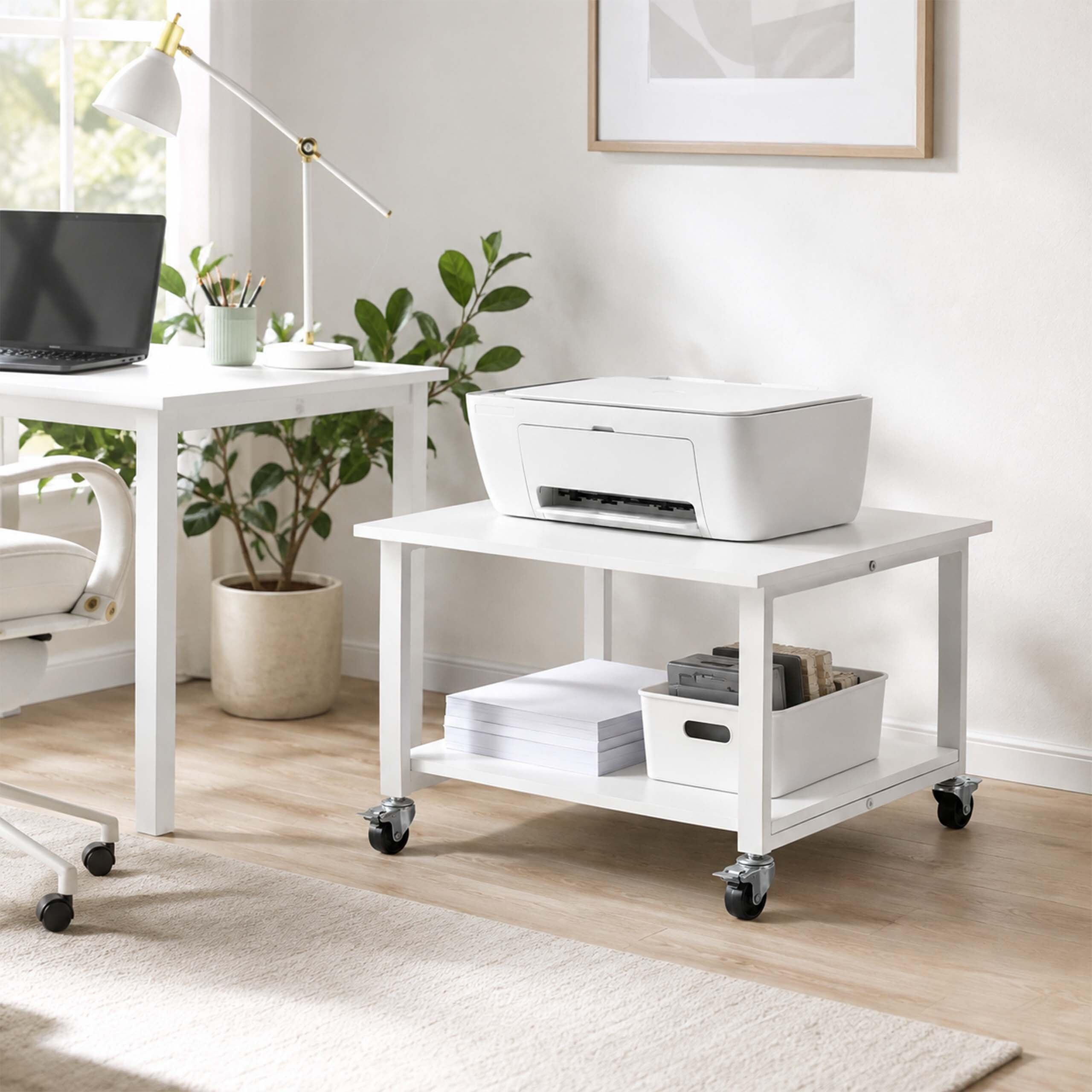 Ein weißer Drucker auf einem fahrbaren Untertisch in einem hellen, modernen Arbeitszimmer mit Laptop und Pflanzen.