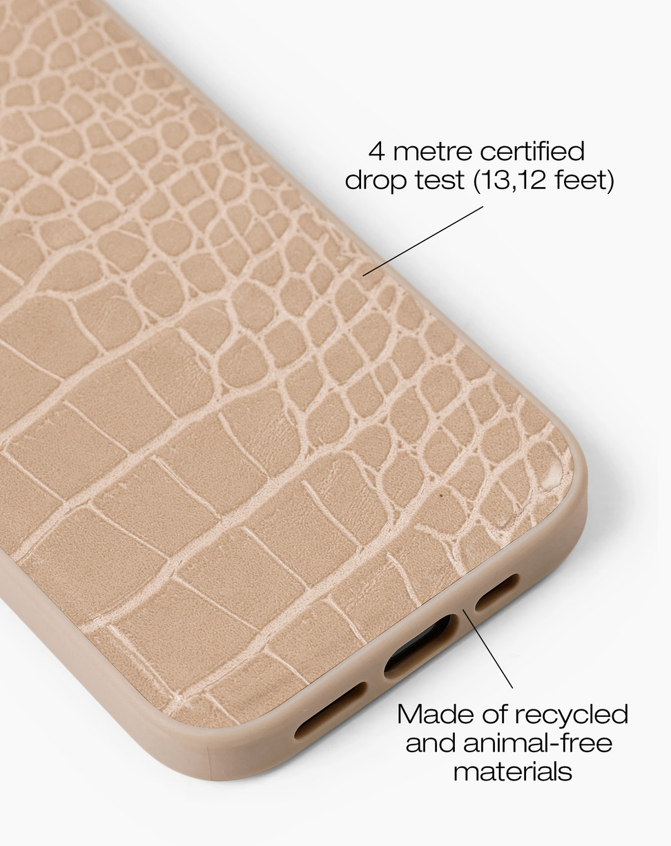 Beigefarbene Handyhülle mit Kroko-Struktur, die Sturztests und recycelte Materialien hervorhebt.