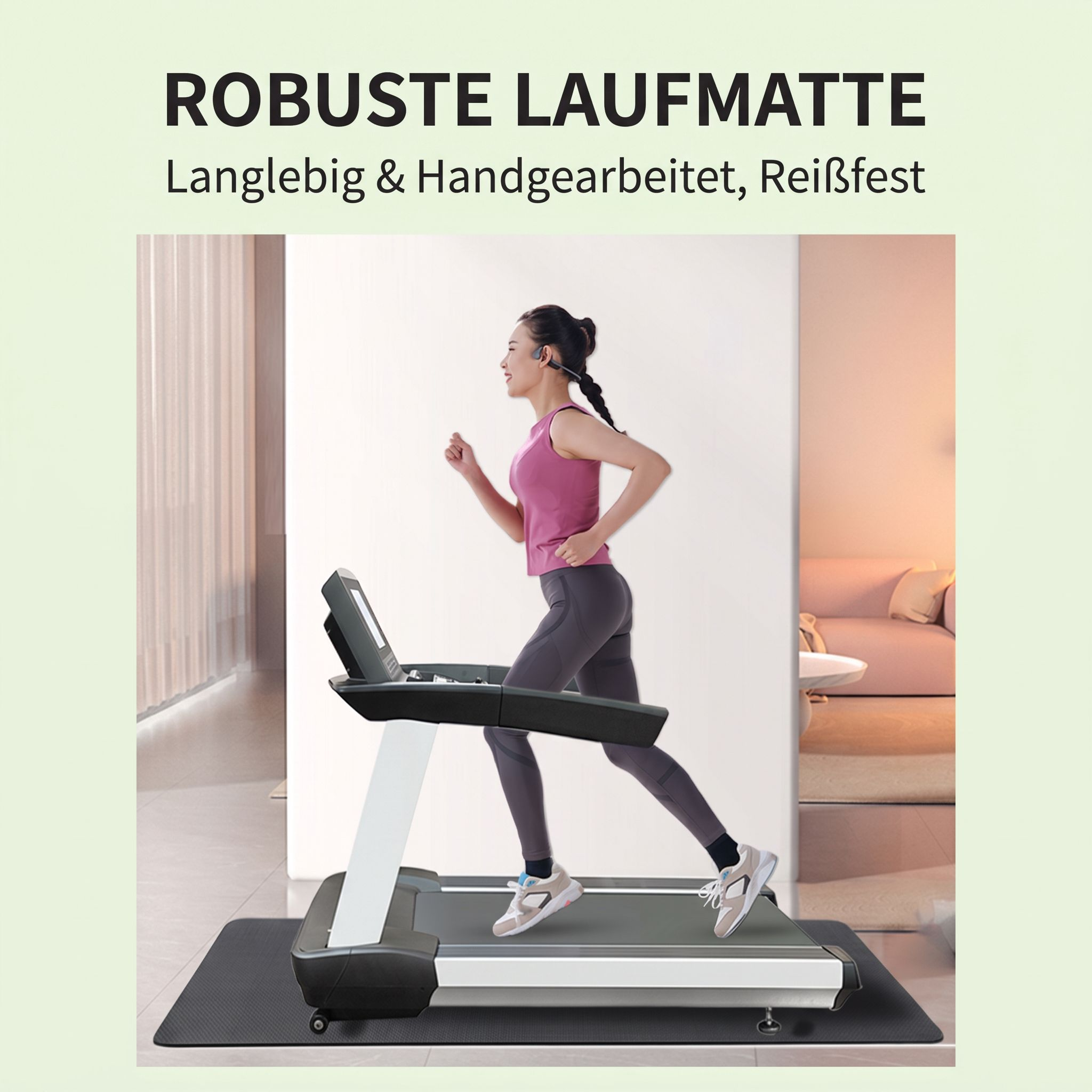 Eine Frau läuft auf einem Laufband, das auf einer schwarzen Schutzmatte in einem hellen Raum steht.