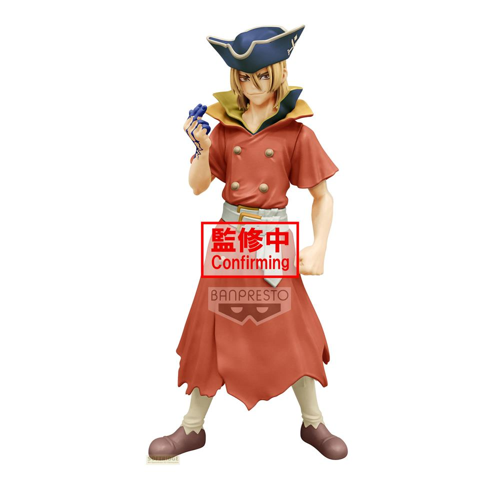 Eine Anime-Figur in einem roten Mantel, blauem Dreispitz und roten Hosen steht vor einem weißen Hintergrund.