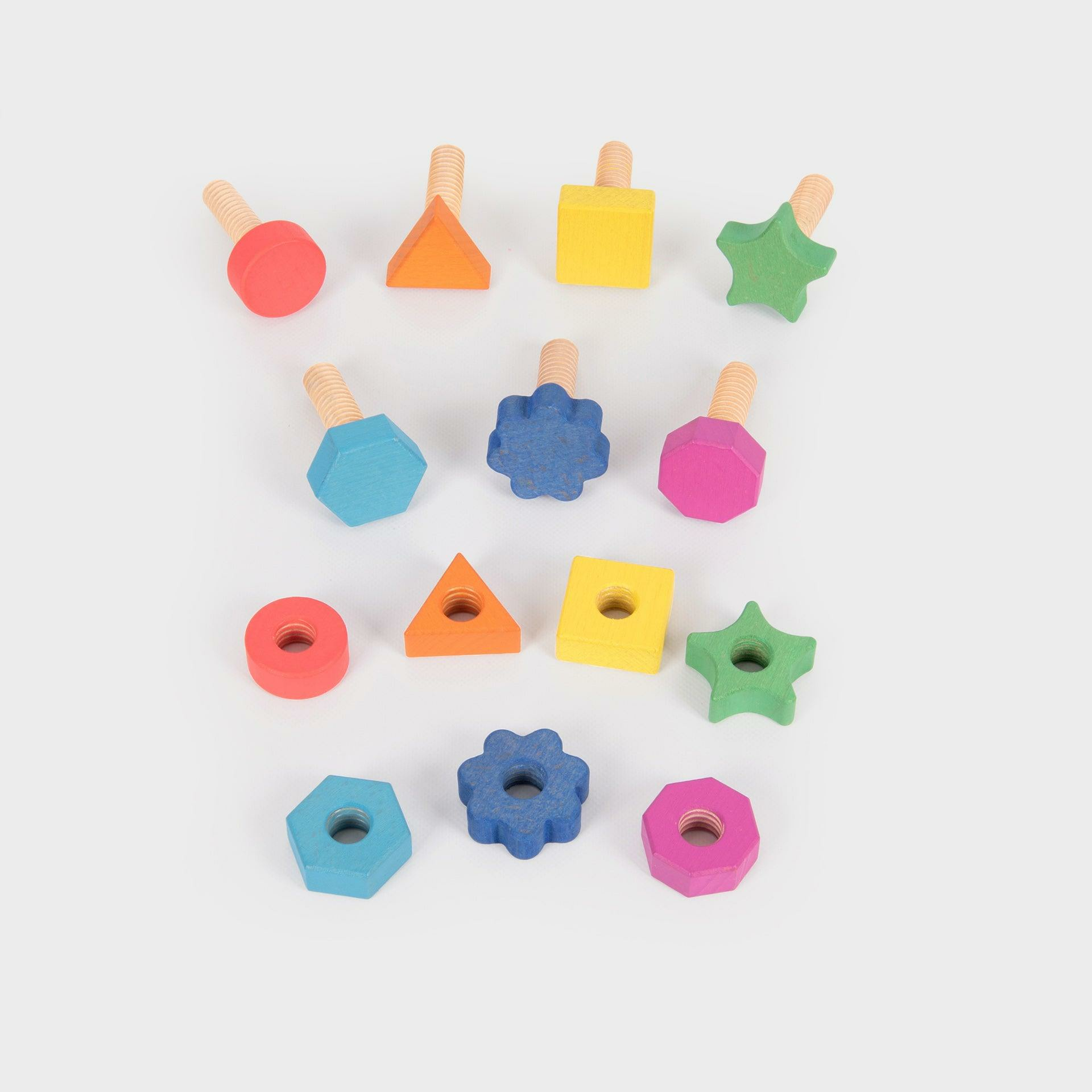 Bunte Holzschrauben und Muttern in verschiedenen geometrischen Formen auf weißem Hintergrund.