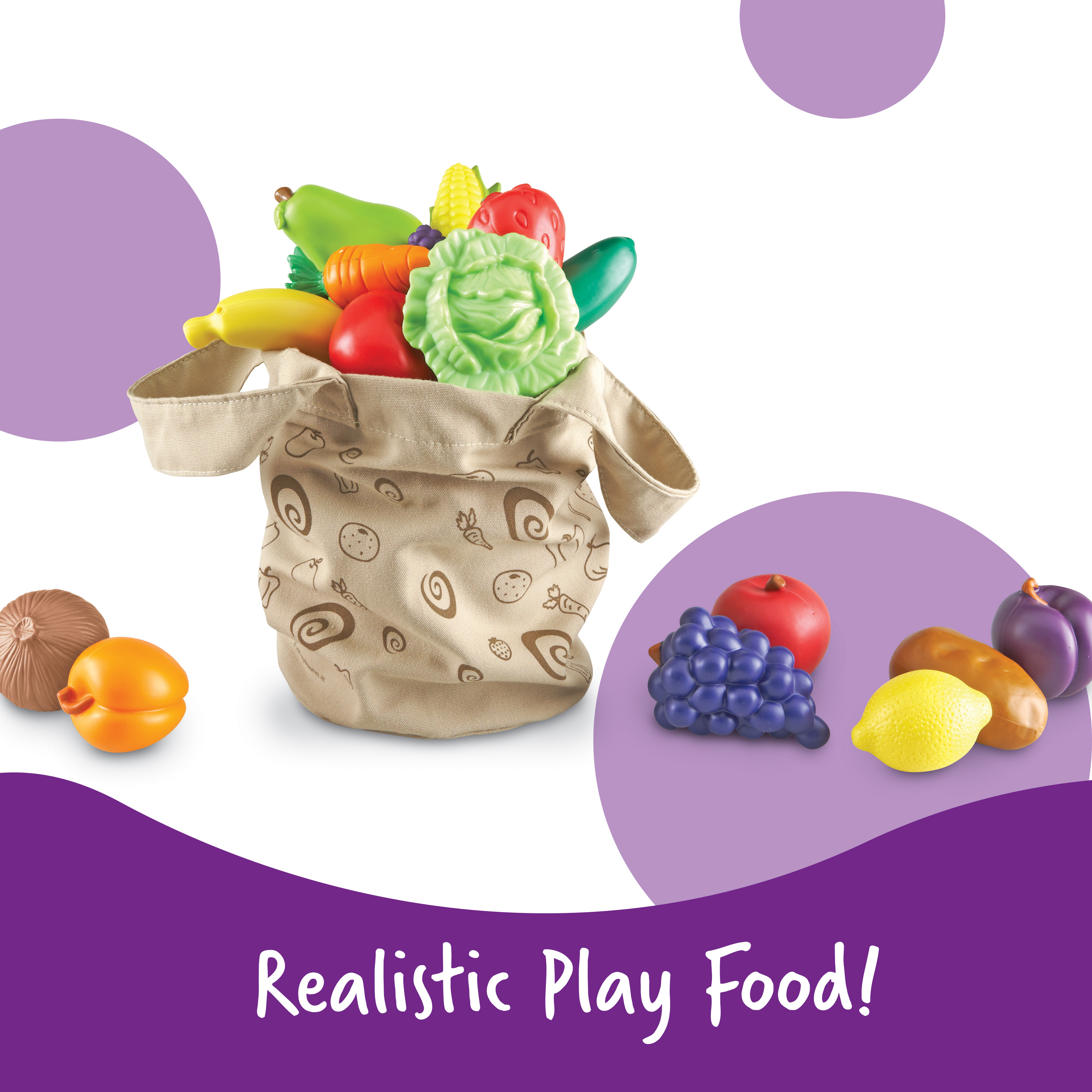 Stoffsack mit bunten Plastikspielzeug-Früchten und Gemüse vor weißem Hintergrund.