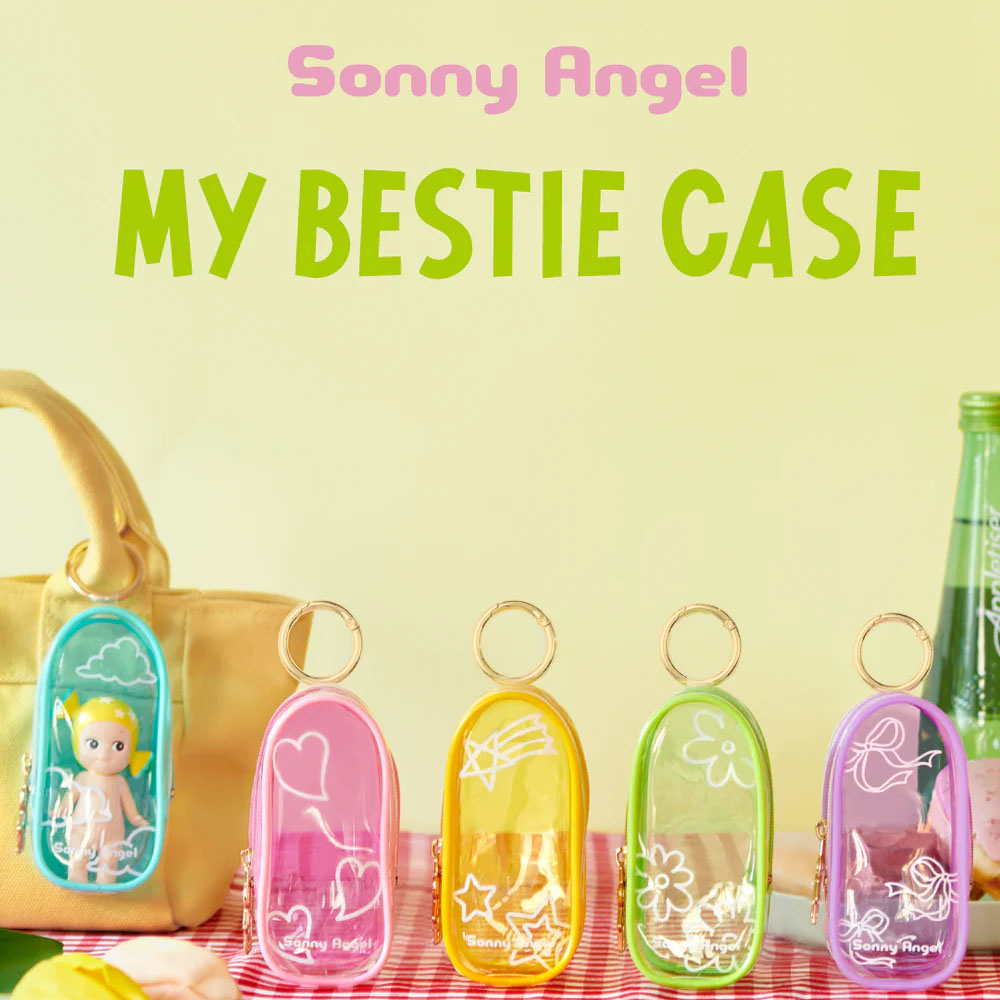 Vier bunte Sonny Angel Klarsichthüllen stehen auf einer rot karierten Unterlage vor gelbem Hintergrund.