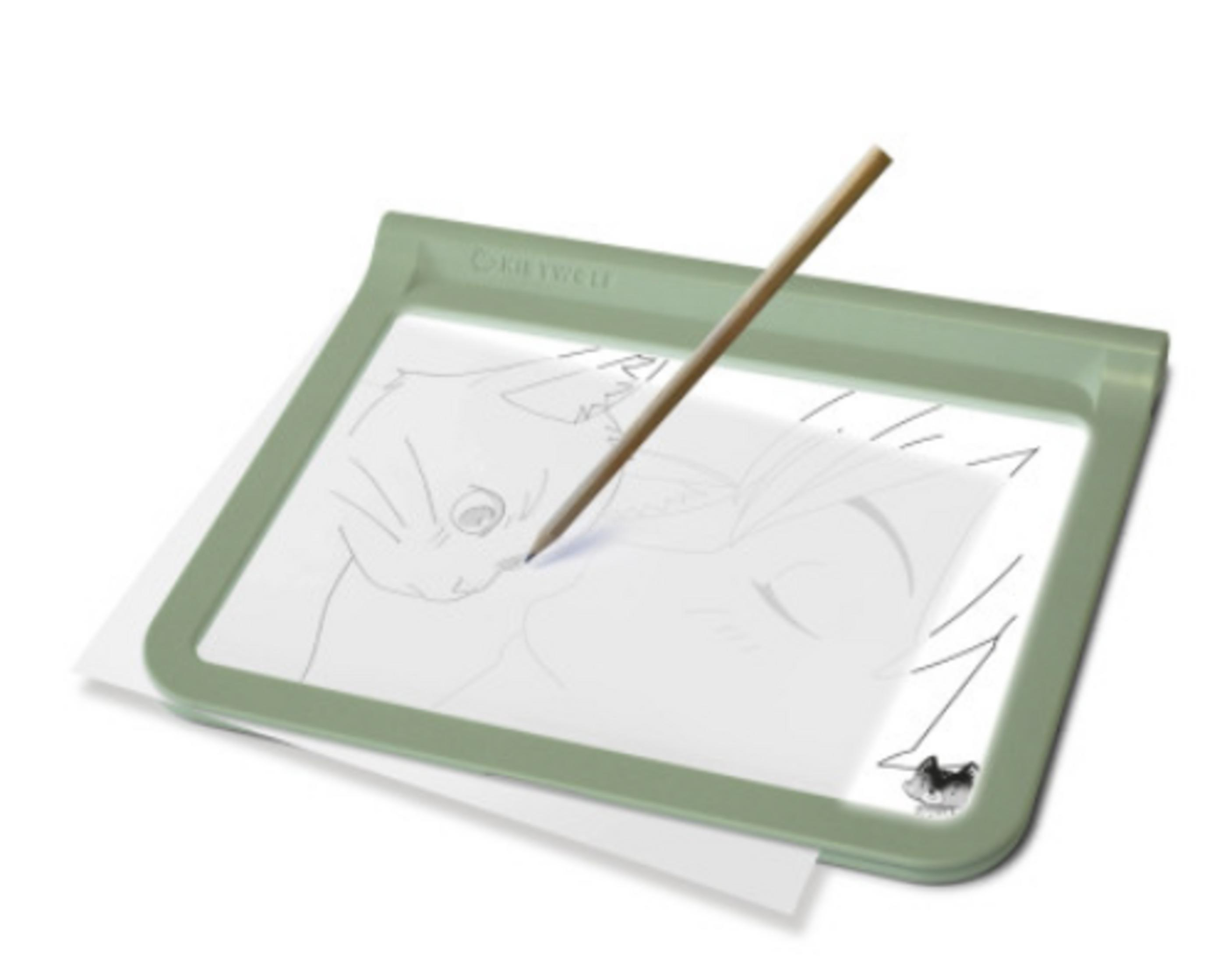 Ein grünes Lichttablett mit einer Skizze und einem Stift.