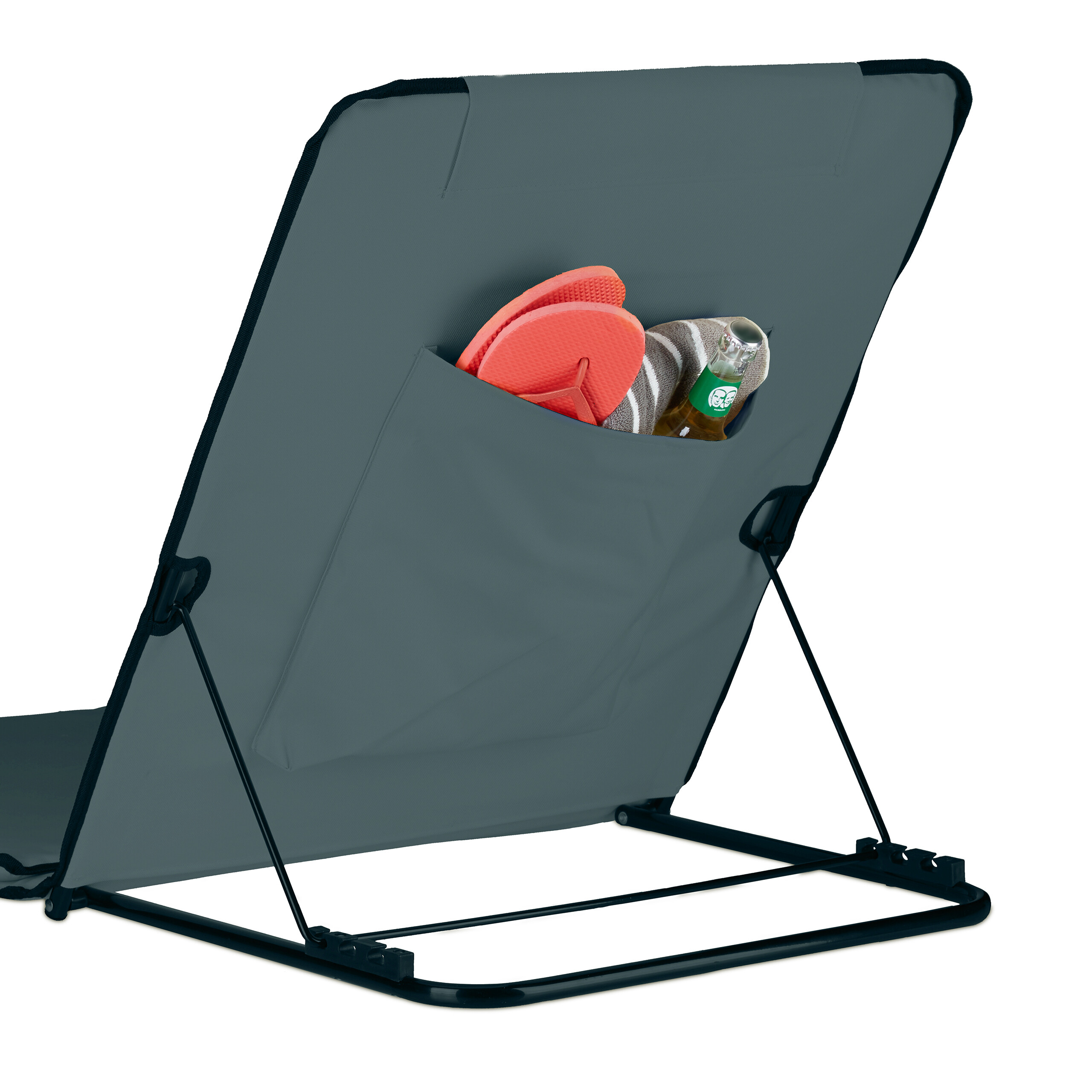 Grauer Strandstuhl von hinten mit Metallgestell, rotem Flip-Flop, Handtuch und Glasflasche in der Rückentasche.