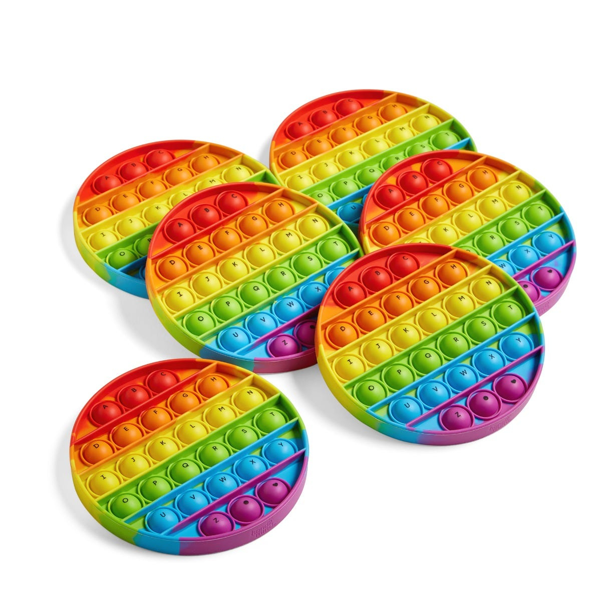 Sechs bunte, runde Silikon-Pop-It-Spielzeuge mit Buchstaben des Alphabets auf jeder Blase, auf weißem Hintergrund.