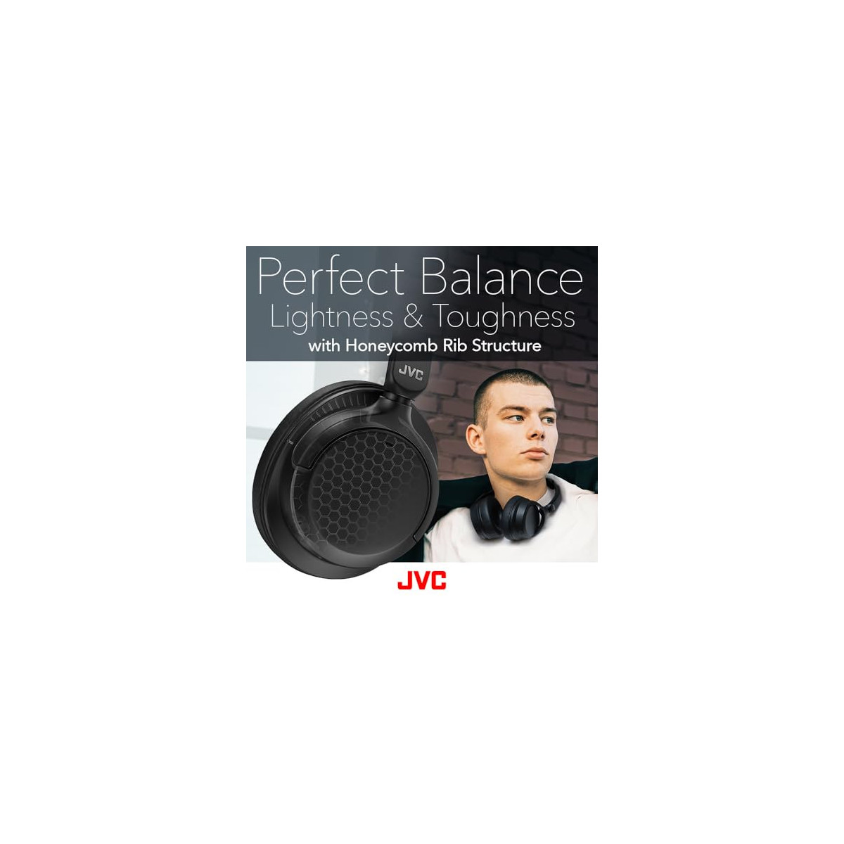 Ein JVC-Kopfhörer mit Wabendesign, ein Mann im Hintergrund und der Text Perfect Balance.
