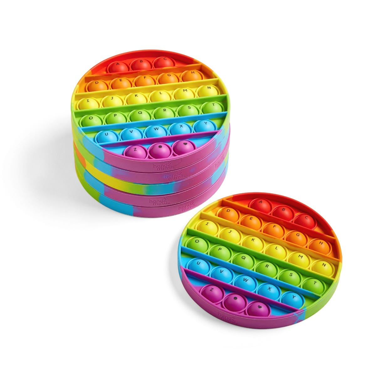 Ein Stapel bunter runder Alphabet-Push-Pop-Spielsachen und eine daneben auf weißem Hintergrund.