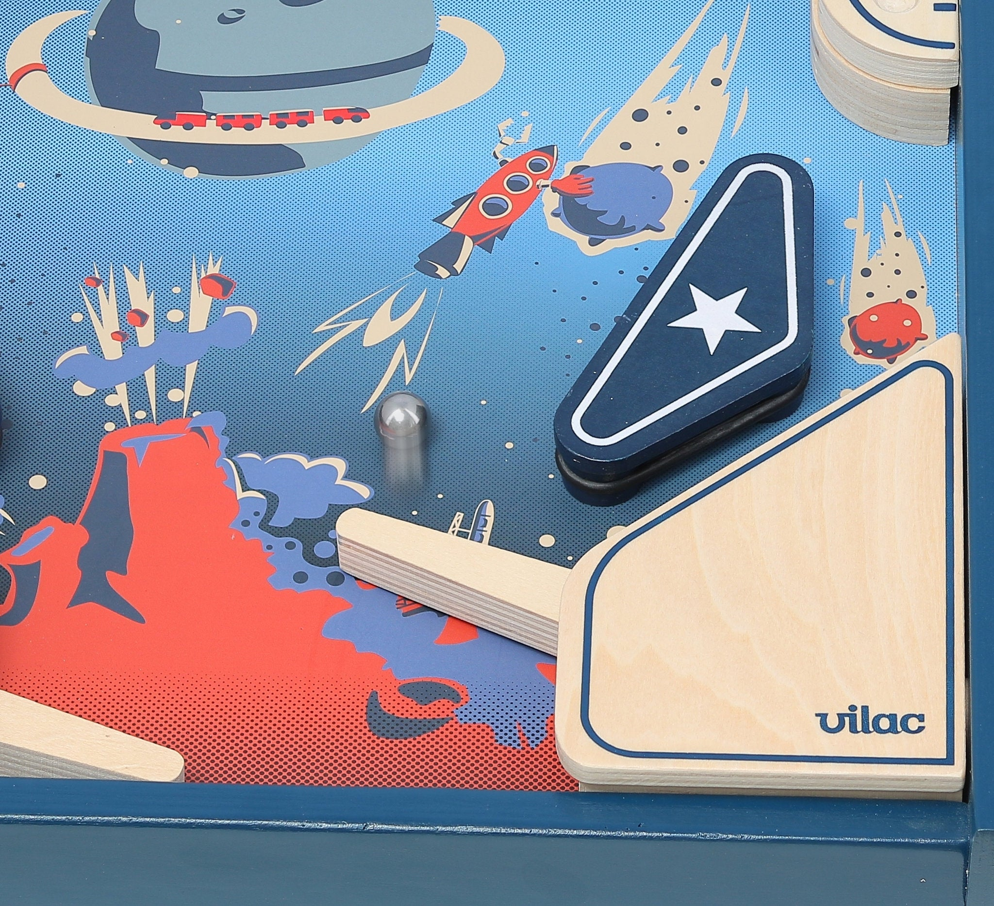 Ein hölzernes Flipper-Spiel mit Weltraum-Motiv, Planeten und einer silbernen Kugel.