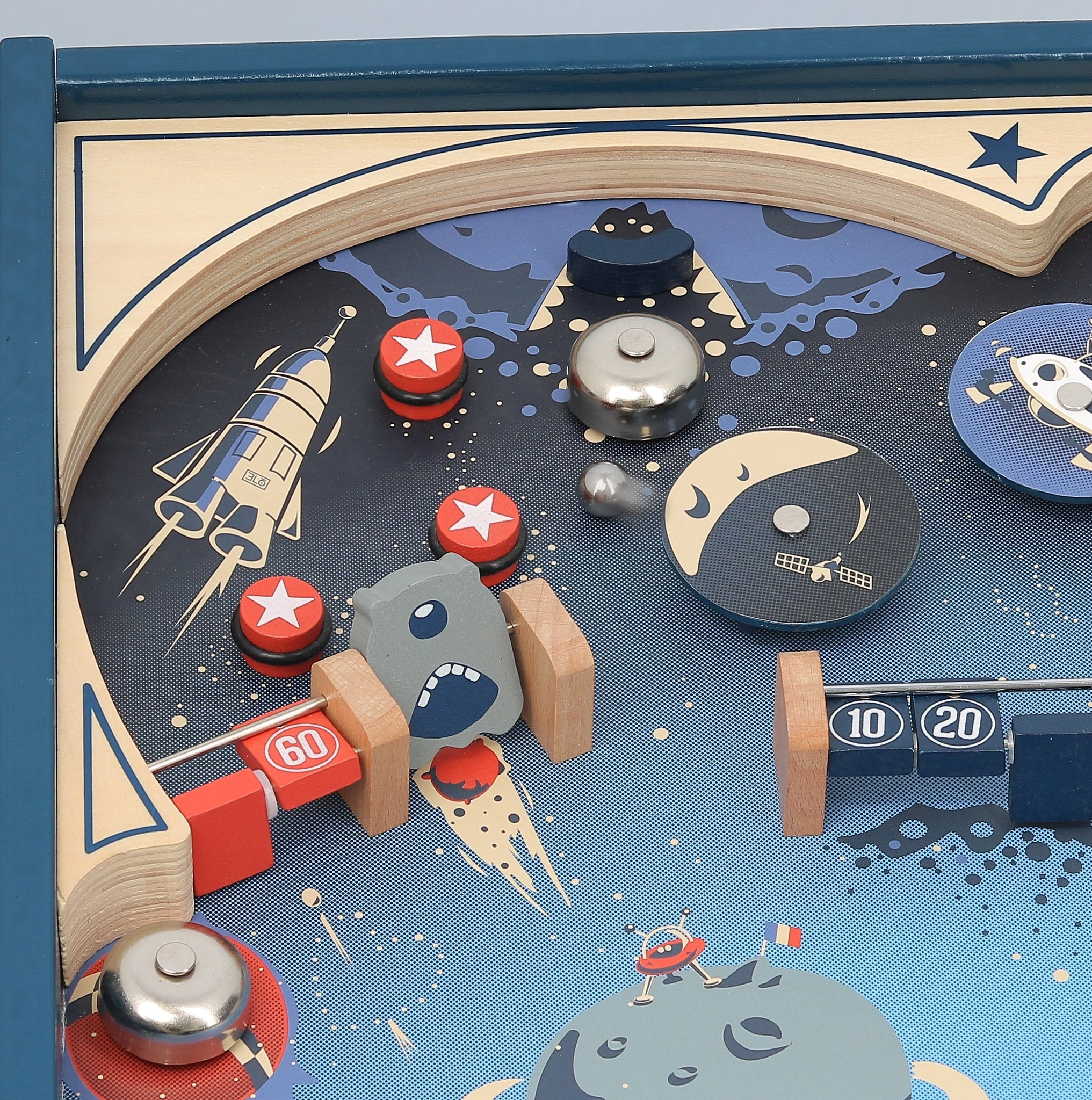 Ein hölzernes Flipper-Spiel mit Weltraum-Thema, bunten Planeten, Raketen und kleinen runden Spielsteinen.