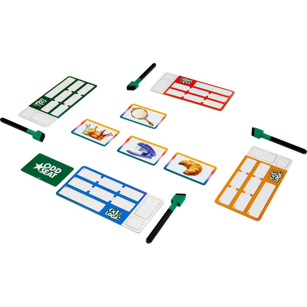Ein Brettspiel-Set mit bunten Karten, vier farbigen Stiften und einem Kartenspiel auf weißem Hintergrund.