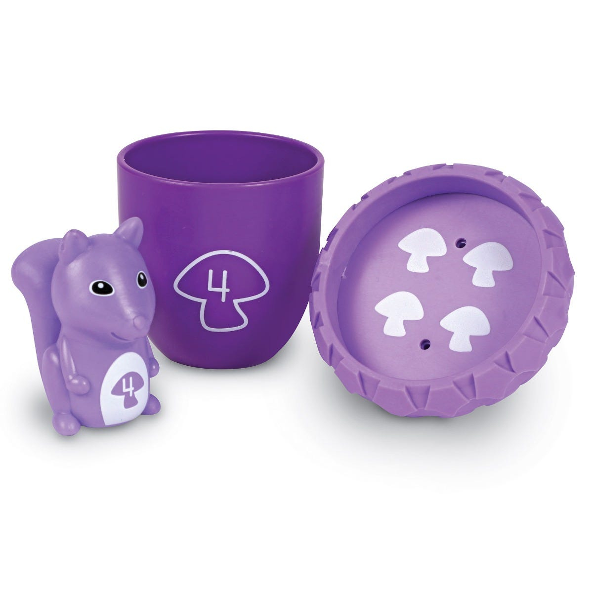 Ein lila Spielzeug-Eichhörnchen neben einem passenden Becher und Deckel mit Pilzmotiven auf weißem Hintergrund.