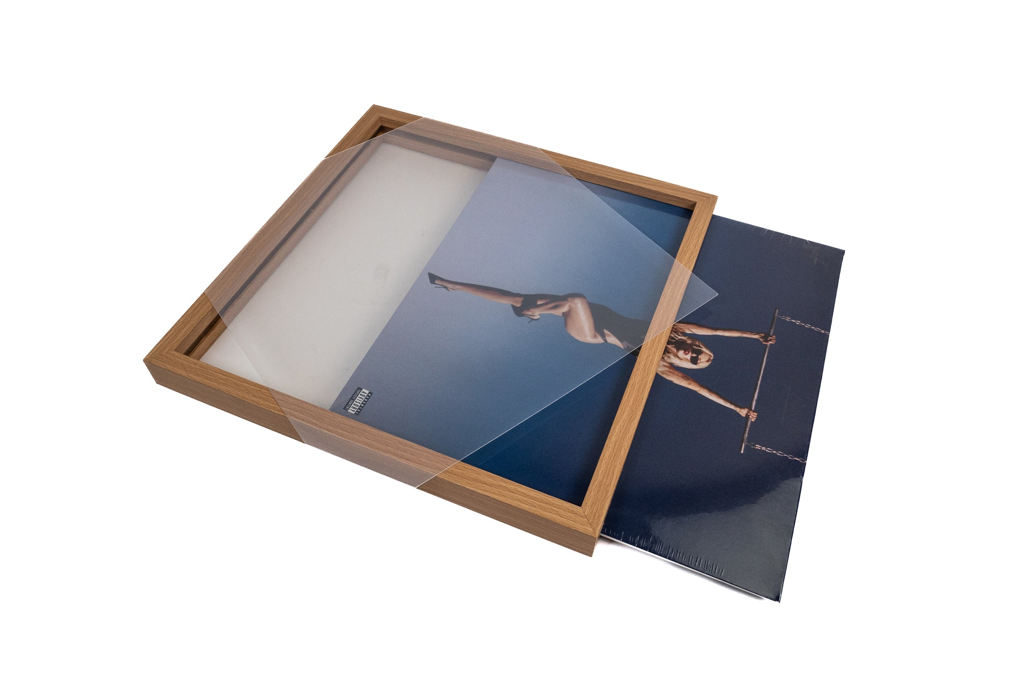 Ein Holzbilderrahmen mit einer transparenten Folie zeigt ein blaues Poster mit einer Frau an einer Stange.